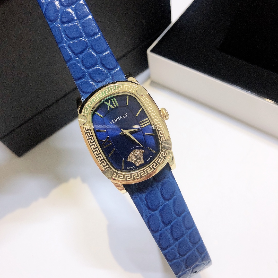 范思哲 VERSACE 新款时尚女表 表径29mm，原装进口石英机芯，表盘内嵌入条丁刻度，6字位美杜莎头像，表壳外圈饰有希腊回纹，壳身侧面及表带饰有VERSACE字样