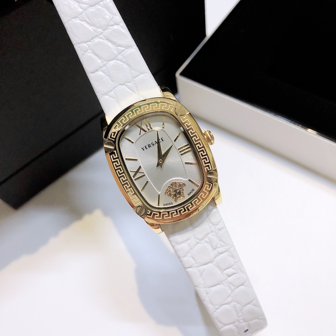 范思哲 VERSACE 新款时尚女表 表径29mm，原装进口石英机芯，表盘内嵌入条丁刻度，6字位美杜莎头像，表壳外圈饰有希腊回纹，壳身侧面及表带饰有VERSACE字样