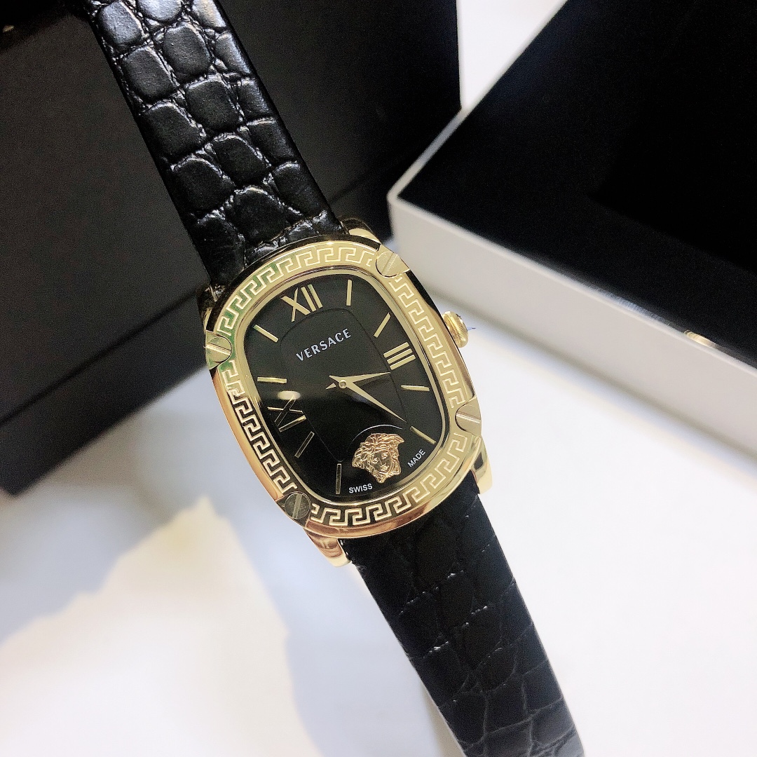 范思哲 VERSACE 新款时尚女表 表径29mm，原装进口石英机芯，表盘内嵌入条丁刻度，6字位美杜莎头像，表壳外圈饰有希腊回纹，壳身侧面及表带饰有VERSACE字样