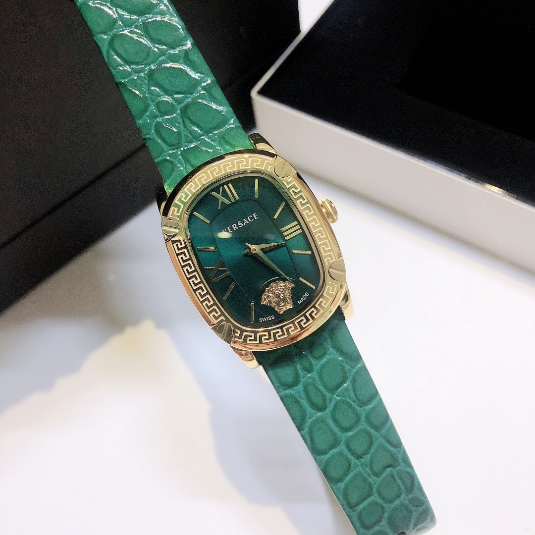 范思哲 VERSACE 新款时尚女表 表径29mm，原装进口石英机芯，表盘内嵌入条丁刻度，6字位美杜莎头像，表壳外圈饰有希腊回纹，壳身侧面及表带饰有VERSACE字样