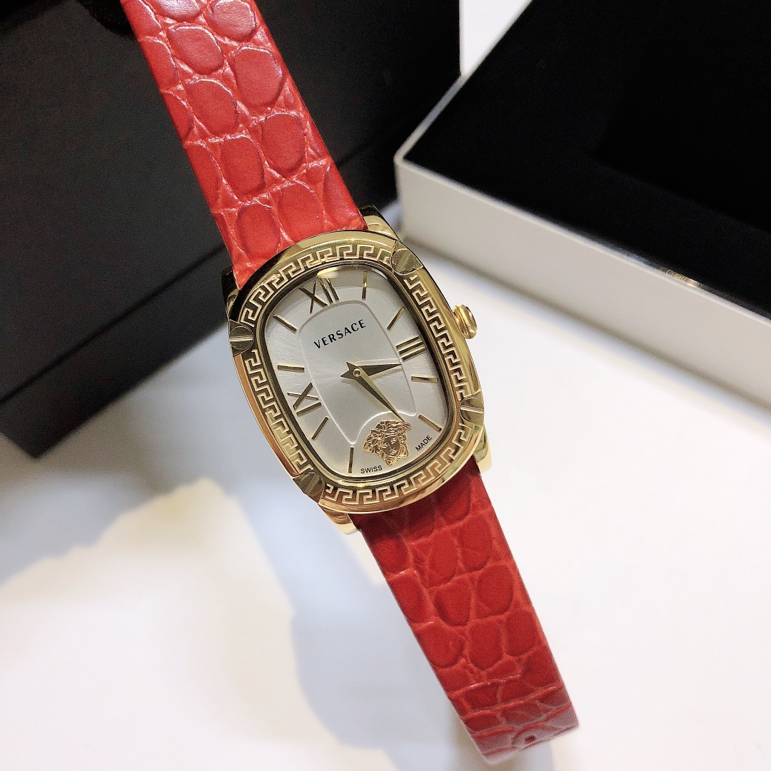 范思哲 VERSACE 新款时尚女表 表径29mm，原装进口石英机芯，表盘内嵌入条丁刻度，6字位美杜莎头像，表壳外圈饰有希腊回纹，壳身侧面及表带饰有VERSACE字样