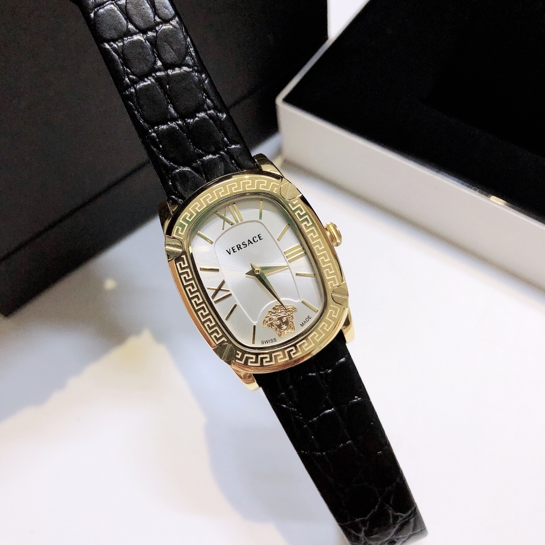 范思哲 VERSACE 新款时尚女表 表径29mm，原装进口石英机芯，表盘内嵌入条丁刻度，6字位美杜莎头像，表壳外圈饰有希腊回纹，壳身侧面及表带饰有VERSACE字样