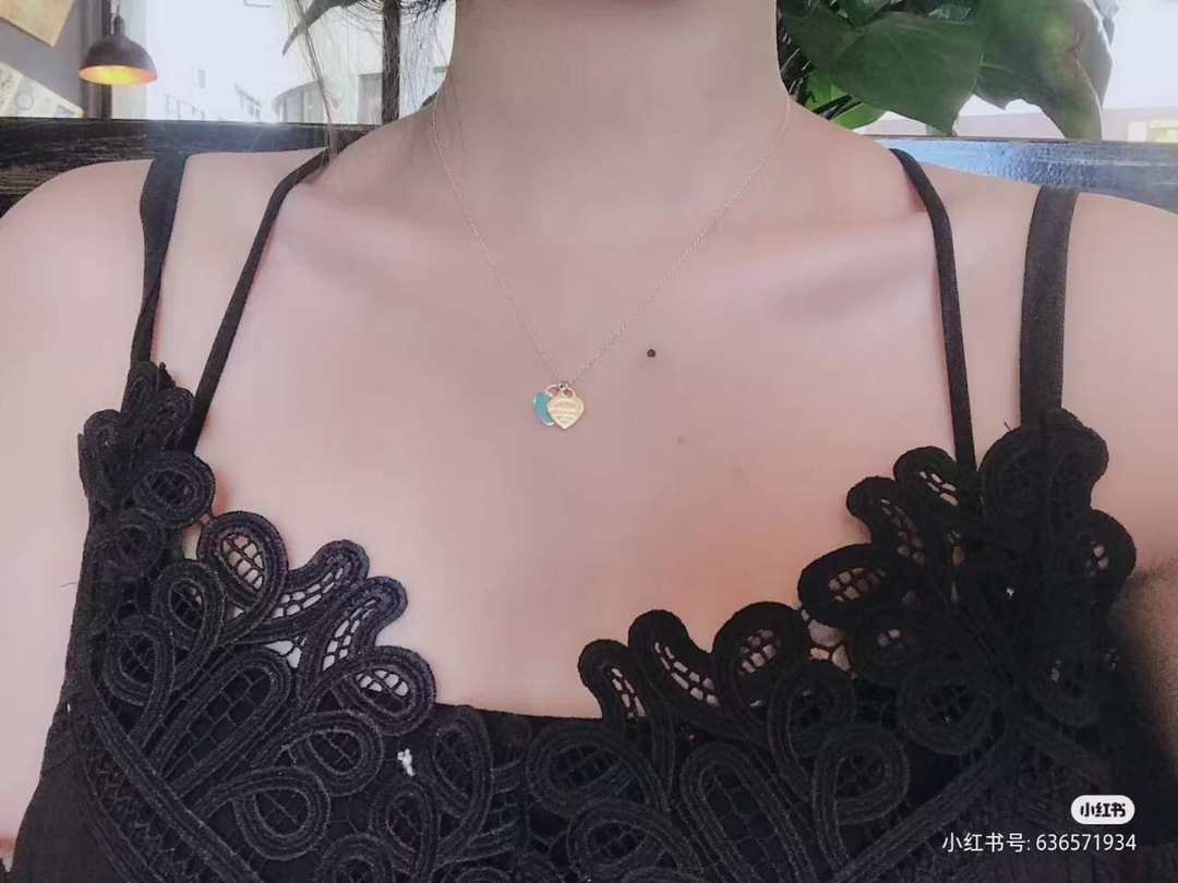 Tiffany & Co. Tiff… 双桃心项链流行的蒂芙尼主题 的Tiffany蓝 永远是众人瞩目的焦点