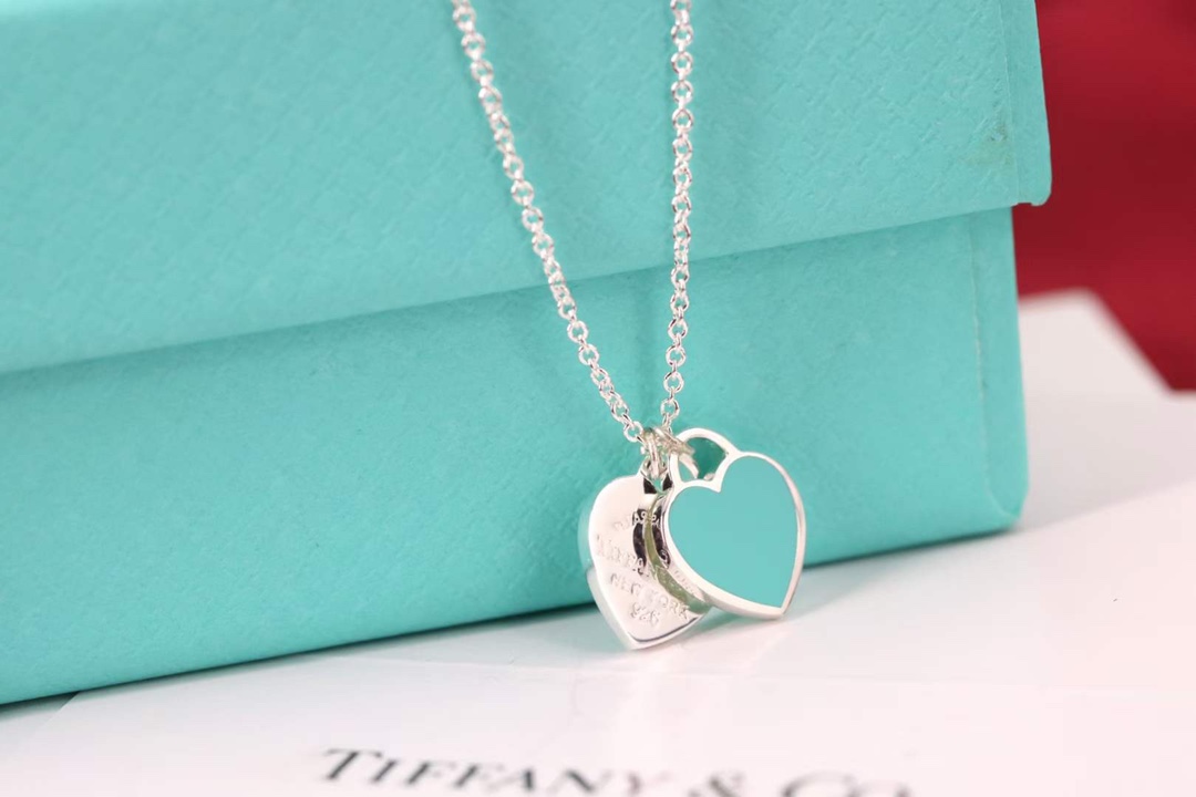 Tiffany & Co. Tiff… 双桃心项链流行的蒂芙尼主题 的Tiffany蓝 永远是众人瞩目的焦点
