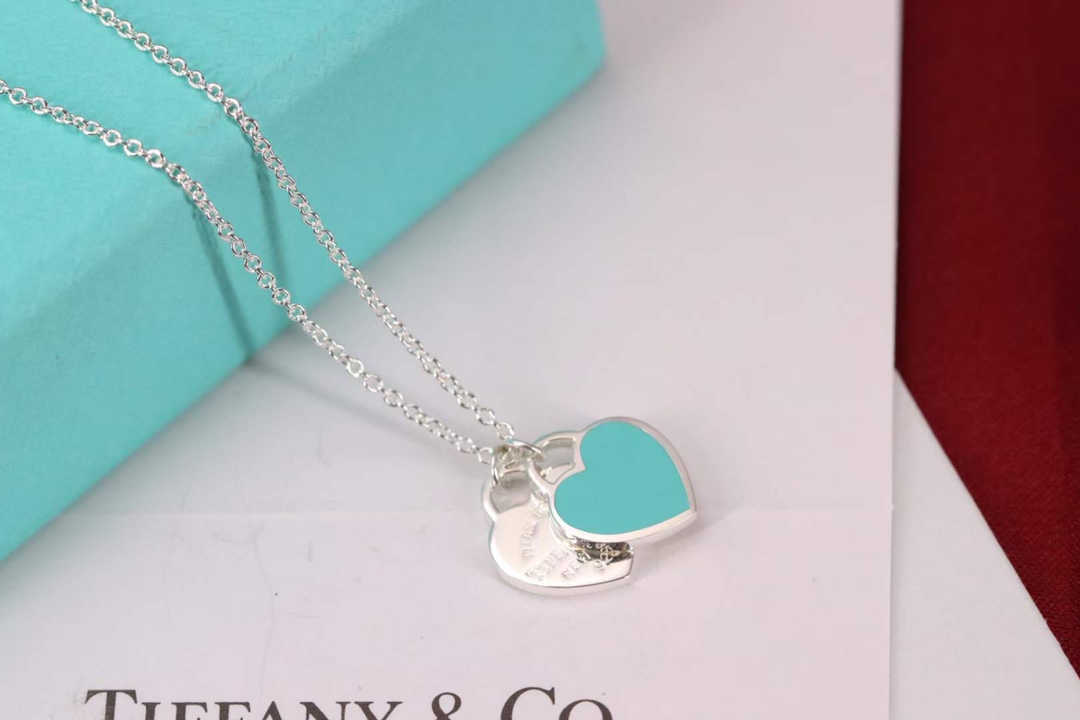 Tiffany & Co. Tiff… 双桃心项链流行的蒂芙尼主题 的Tiffany蓝 永远是众人瞩目的焦点