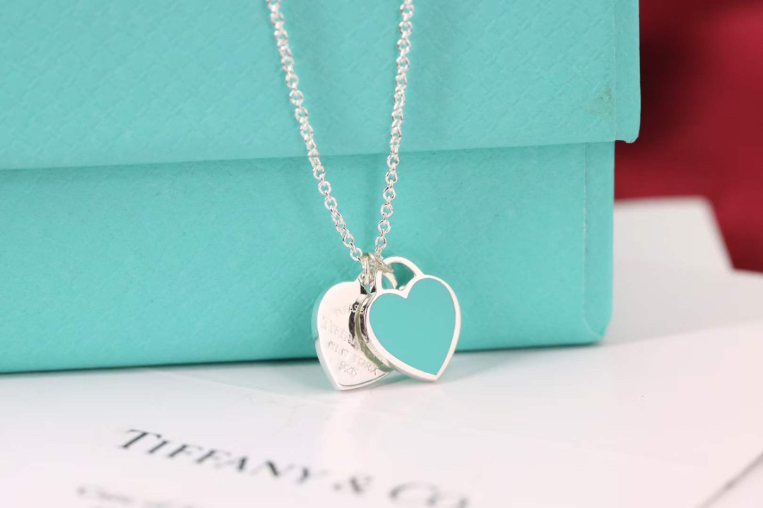 Tiffany & Co. Tiff… 双桃心项链流行的蒂芙尼主题 的Tiffany蓝 永远是众人瞩目的焦点