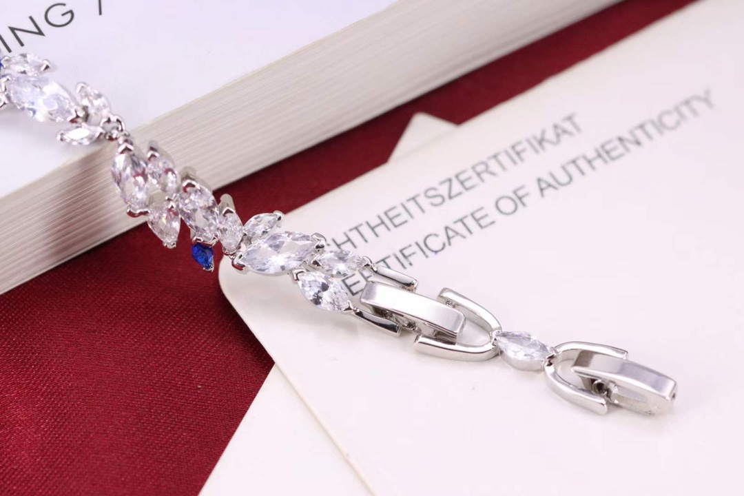 Swarovski Silver Blue Diamond Swan Leaf Bracelet: Winter-Inspired Radiant Design with Platinum Plating - 图片 8