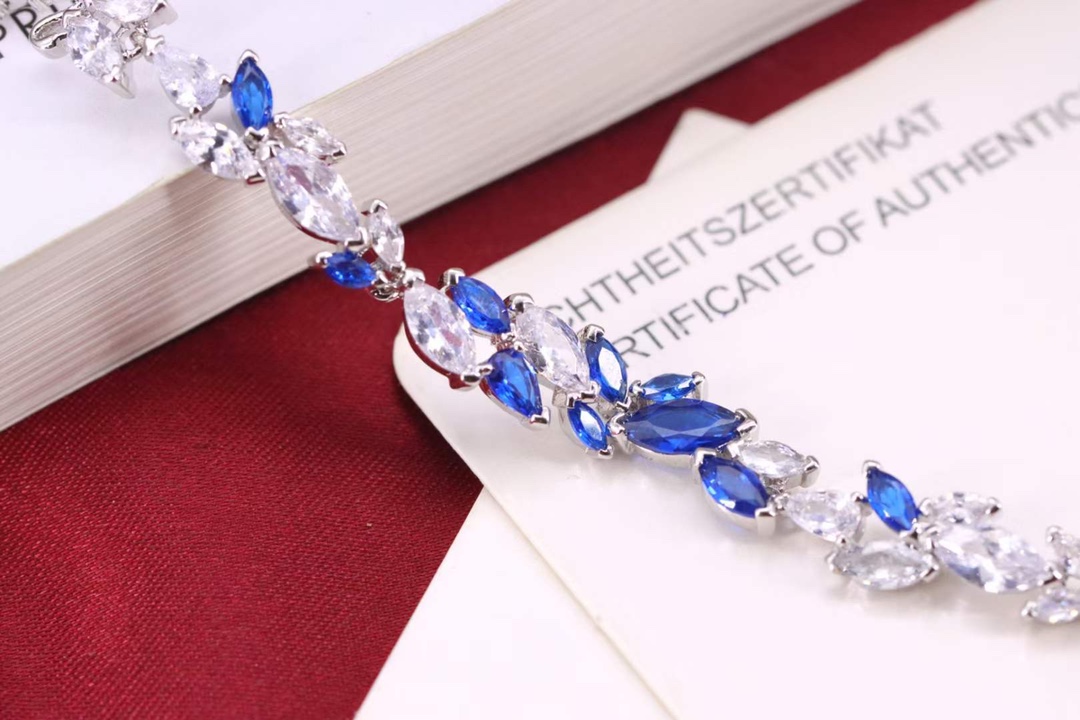 Swarovski Silver Blue Diamond Swan Leaf Bracelet: Winter-Inspired Radiant Design with Platinum Plating - 图片 6