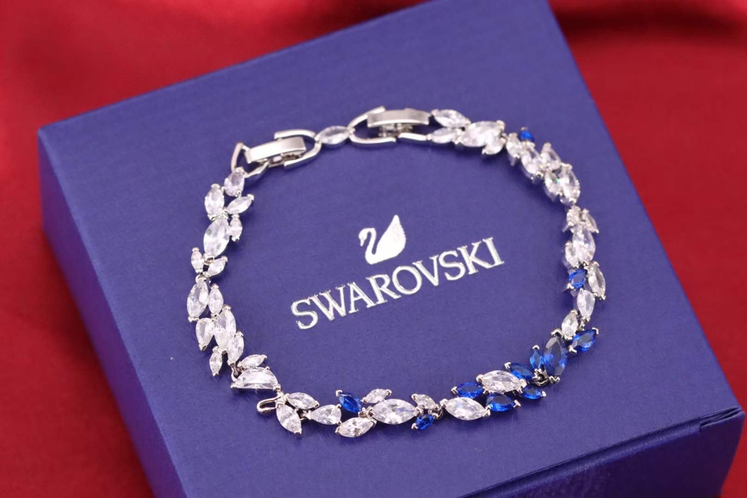 Swarovski Silver Blue Diamond Swan Leaf Bracelet: Winter-Inspired Radiant Design with Platinum Plating