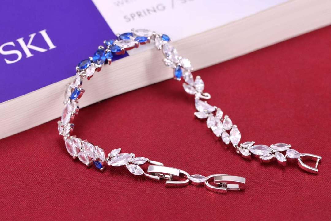 Swarovski Silver Blue Diamond Swan Leaf Bracelet: Winter-Inspired Radiant Design with Platinum Plating - 图片 7