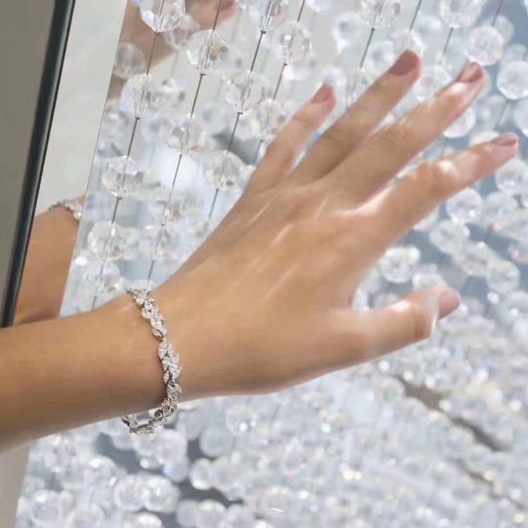 Swarovski Silver Blue Diamond Swan Leaf Bracelet: Winter-Inspired Radiant Design with Platinum Plating - 图片 9