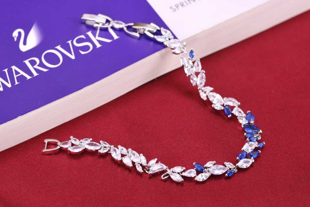 Swarovski Silver Blue Diamond Swan Leaf Bracelet: Winter-Inspired Radiant Design with Platinum Plating - 图片 5