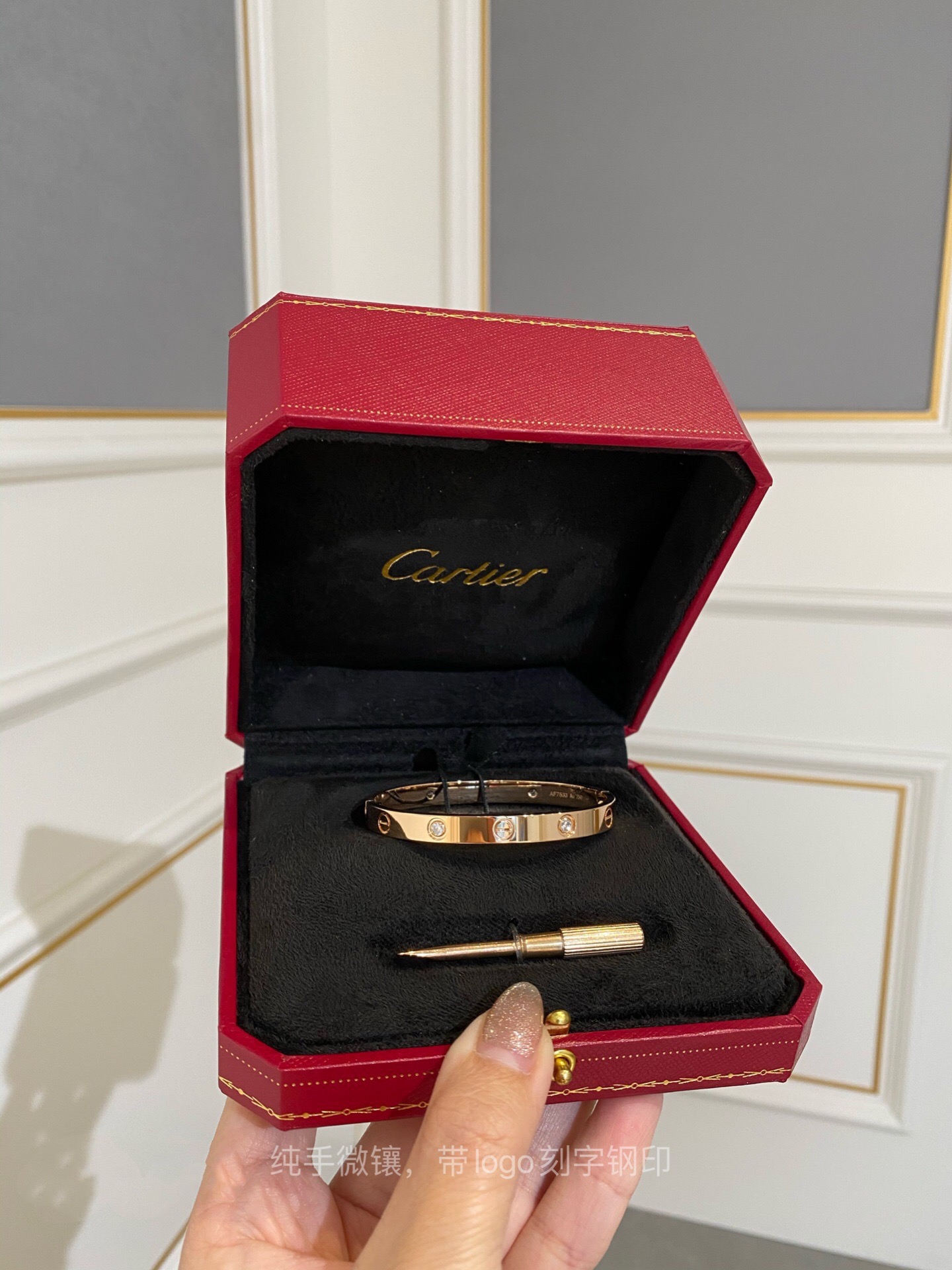 NO:634973,The wide version of the Love bracelet is here. All the narrow versions have been released a long time ago. They are also very affordable. The wide version is heavier than the narrow version and pursues a higher degree of three-dimensionality. Because of the special softness of the material, we have only arranged it for you now. We still open the mold in the original way and use CNC five  The shaft's fine carving process allows each thread to be compared with the original. Except for the screw thread, every drill position is finely carved. The three-dimensionality of the drill bit is as round and clear as the screw thread, and the unevenness is uneven. The bracelet is electroplated with thick gold. Be sure to read the introduction for how to open it, or inquire about the order number ~  Material V gold 1st generation specifications 16#17#18#19#,88400,,bracelet,Cardia high-end jewelry19860909Love手镯宽版来啦窄版所有版我们早就出了,平价也都超级好宽版比窄版更加重磅,追求的立体程度更高,因为材质柔软的特殊性,现在才给大家安排上.我们依旧原*开模,采用CNC五轴精雕工艺,每个螺丝纹都可以和原*进行比对,除了螺丝纹,每个钻位都是精雕,钻位的立体程度和螺丝纹一样圆润清澈,凹凸有致.手镯电镀了厚金,打开方式务必看介绍,或者咨询下单号～ 材质V金1代 规格16#17#18#19#,88400,,bracelet,卡迪亚高端饰品,Jewelry