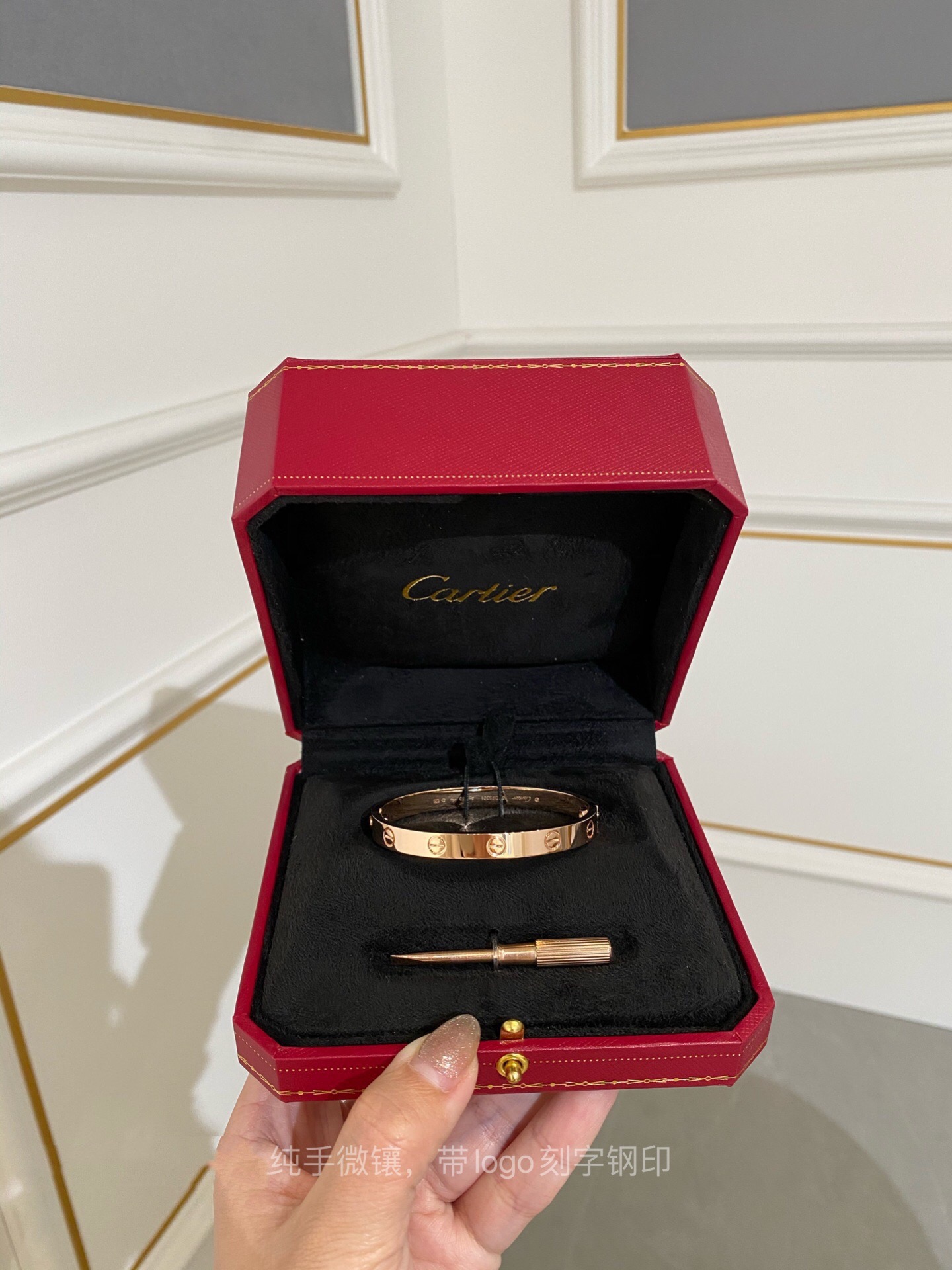 NO:632227,The wide version of the Love bracelet without diamonds is here. All the narrow versions have been released a long time ago. They are also very affordable. The wide version is heavier than the narrow version and pursues a higher degree of three-dimensionality. Because of the special softness of the material, we have only arranged it for you now. We still use the original mold making method and use CNC.  Five-axis fine carving process, each screw thread can be compared with the original one. Except for the screw thread, every drill bit is finely carved. The three-dimensional degree of the drill bit is as round and clear as the screw thread, and the unevenness is uneven. The bracelet is electroplated with thick gold. Be sure to read the introduction for how to open it, or ask for the order number ~  Material V gold 1st generation specification 16#17#18#19#, special price 88320, bracelet, Cartier high-end jewelry19860909Love手镯宽版无钻来啦窄版所有版我们早就出了,平价也都超级好宽版比窄版更加重磅,追求的立体程度更高,因为材质柔软的特殊性,现在才给大家安排上.我们依旧原*开模,采用CNC五轴精雕工艺,每个螺丝纹都可以和原*进行比对,除了螺丝纹,每个钻位都是精雕,钻位的立体程度和螺丝纹一样圆润清澈,凹凸有致.手镯电镀了厚金,打开方式务必看介绍,或者咨询下单号～ 材质V金1代 规格16#17#18#19#,特价款88320,,bracelet,卡迪亚高端饰品,Jewelry