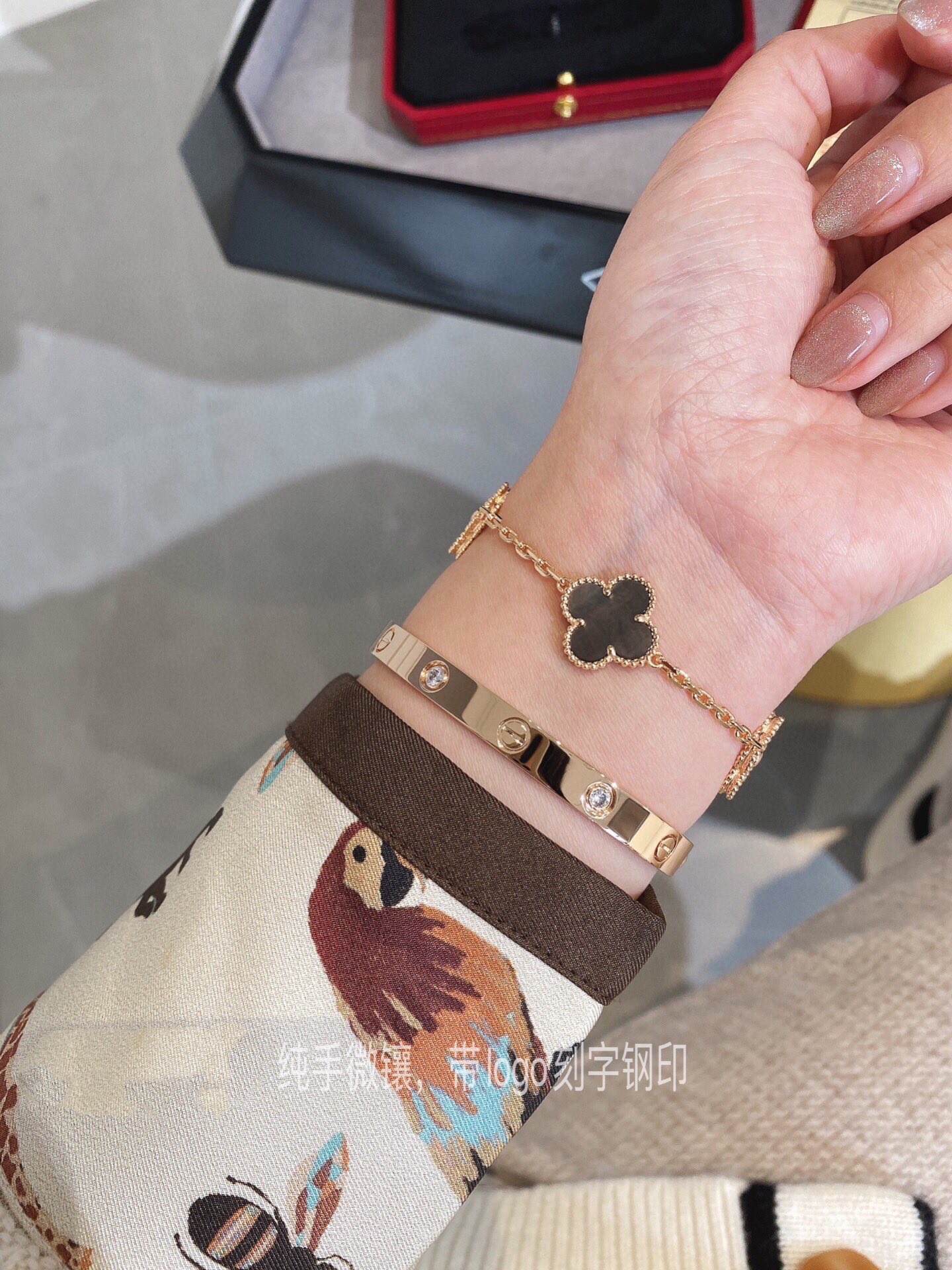 NO:634947,The wide version is a hands-on picture based on actual photos. The stacking is beautiful. The narrow version is delicate and delicate, and the wide version is high-end and noble. If you use it, you will be like a little rich woman who knows how to match~ Our prices are very good!  The price is better than the ordinary version in the market. I am an exclusive customized first-hand source. The best price/performance ratio is with me. Love bracelet wide version, bracelet, Cartier high-end jewelry19860909宽版上手图实拍参考,叠搭美惨了窄版秀气精致,宽版高级贵气,上手就是一个会搭配的小富婆~ 我们价格都很好哦！比市场普通版价格还好,独家定制一手货源,最高的性价比就在我这里. love手镯宽版,,bracelet,卡迪亚高端饰品,Jewelry