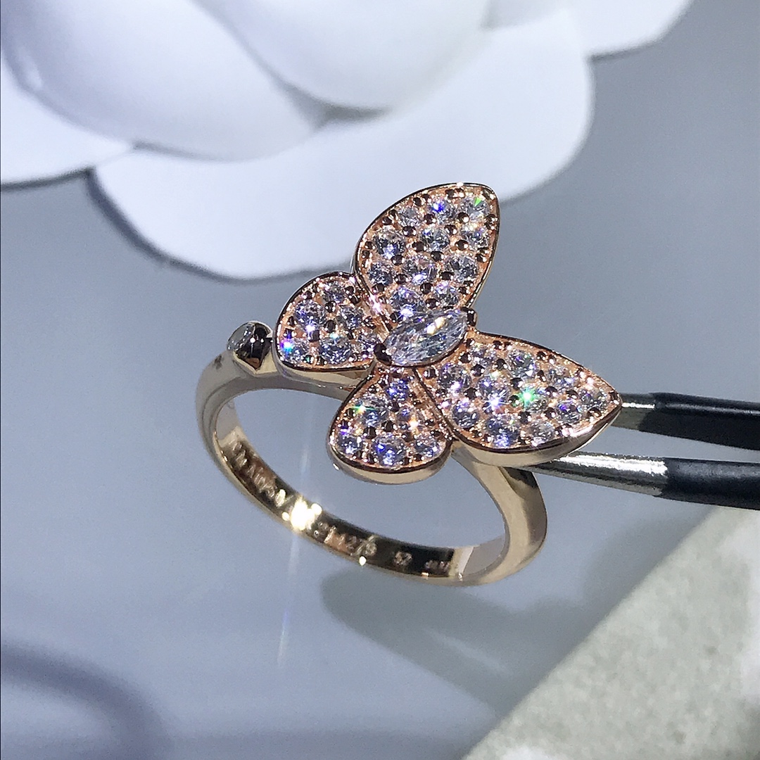 NO:634285,The VCA full diamond butterfly ring is full of fairy spirit. The diamonds are very sparkling. Because of the exclusive custom-made diamonds + hand micro-inlay + polished bottom, the effect is too high-end. No matter how complicated the style is, our family will polish it without any dead ends. High-end jewelry can be made in seconds. 5#6#8#, 88260, ring, Cardia high-end jewelry19860909VCA满钻蝴蝶戒指仙气飘飘 钻非常闪,因为独家定制的钻+手微镶嵌+底部抛光透底,所以呈现出来的效果太太高级了,再复杂的款式我们家都是°无死角抛光,高级珠宝的做现货秒发5#6#8#,88260,,ring,卡迪亚高端饰品,Jewelry