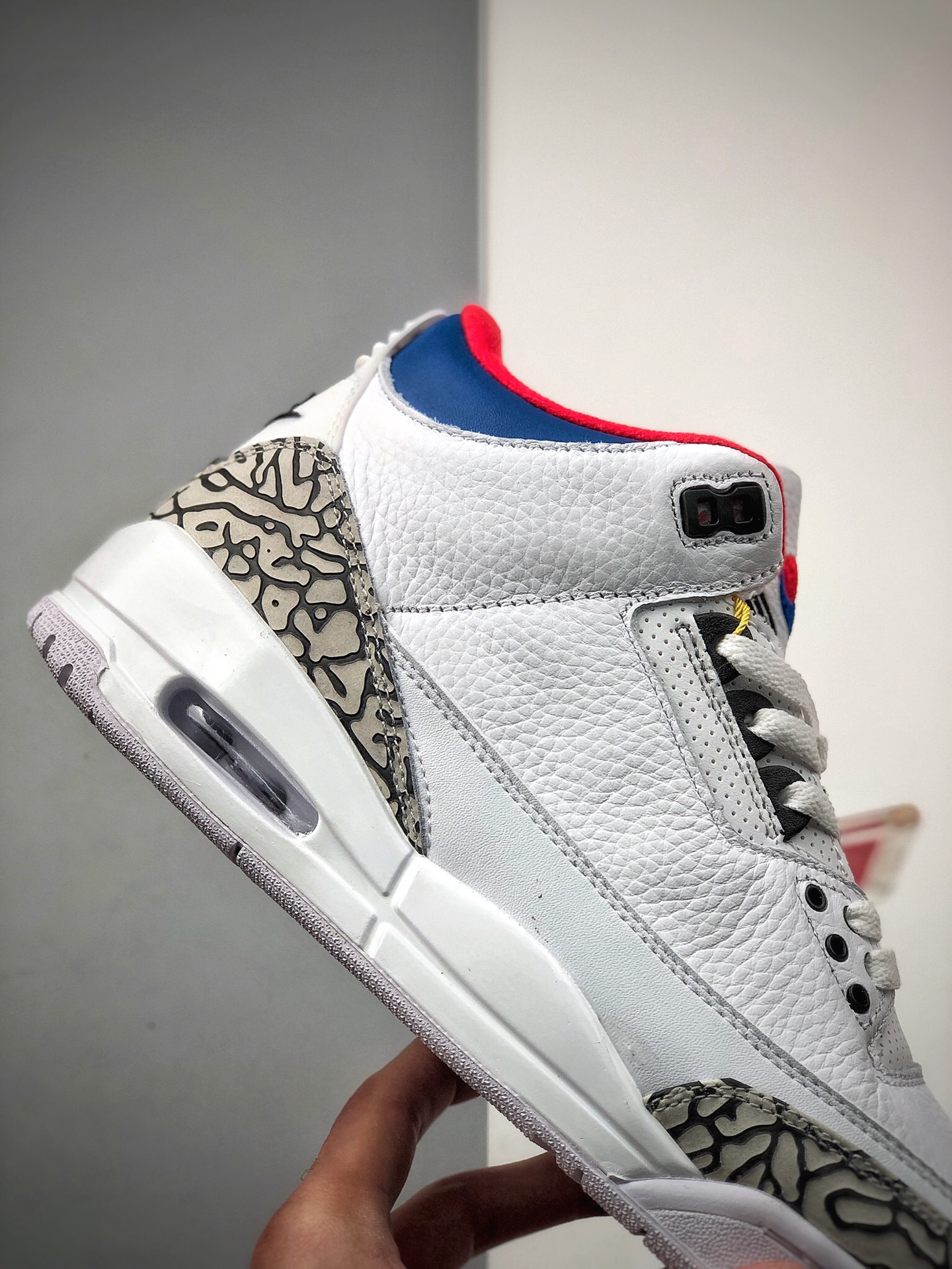 280  公司级「C4」性价比稳定版本Air Jordan 3 SE Denim”Seoul”首尔AJ3 乔3原厂数据 最新原厂底模 原厂纸板 进口”头层皮”荔枝纹，经典复刻 完美鞋型 正确大底色卡，飞人刺绣精细。 货号：AV8370-100 尺码：36 36.5 37.5 38 38.5 39 40 40.5 41 42 42.5 43 44 44.5 45 46