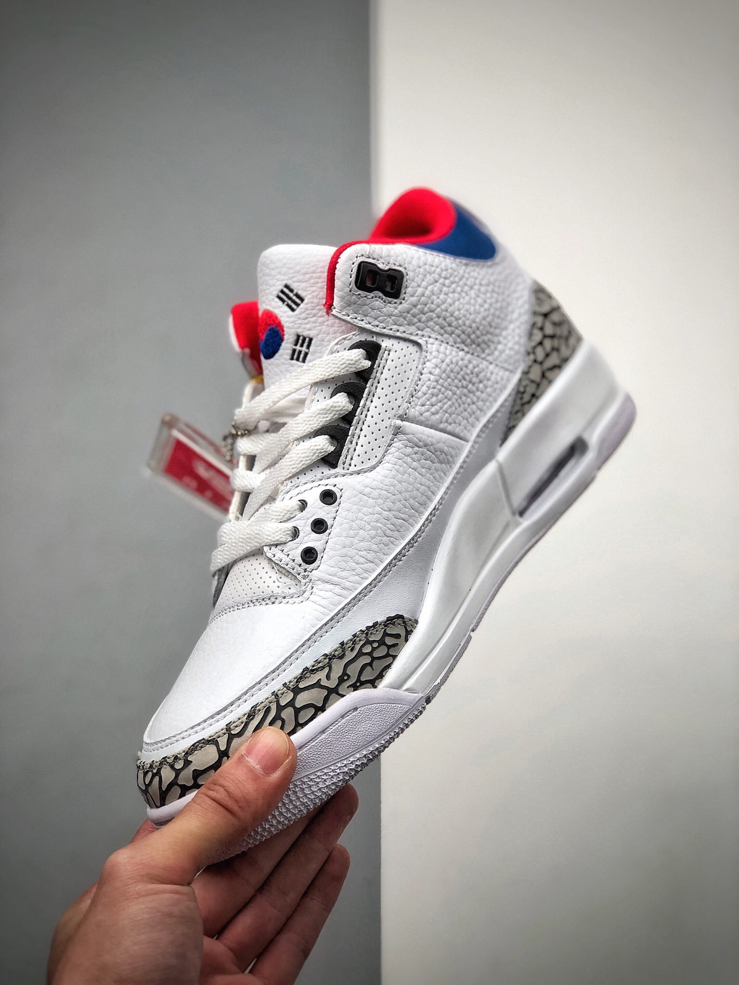 280  公司级「C4」性价比稳定版本Air Jordan 3 SE Denim”Seoul”首尔AJ3 乔3原厂数据 最新原厂底模 原厂纸板 进口”头层皮”荔枝纹，经典复刻 完美鞋型 正确大底色卡，飞人刺绣精细。 货号：AV8370-100 尺码：36 36.5 37.5 38 38.5 39 40 40.5 41 42 42.5 43 44 44.5 45 46