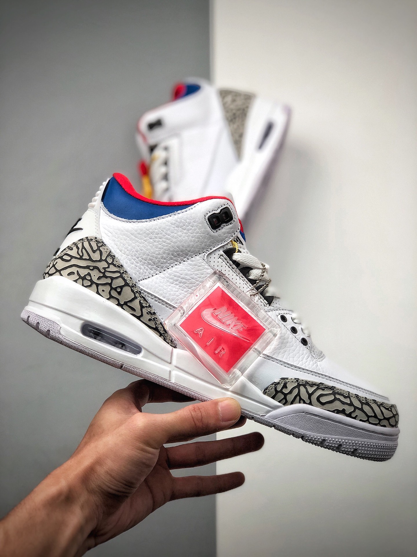 280  公司级「C4」性价比稳定版本Air Jordan 3 SE Denim”Seoul”首尔AJ3 乔3原厂数据 最新原厂底模 原厂纸板 进口”头层皮”荔枝纹，经典复刻 完美鞋型 正确大底色卡，飞人刺绣精细。 货号：AV8370-100 尺码：36 36.5 37.5 38 38.5 39 40 40.5 41 42 42.5 43 44 44.5 45 46