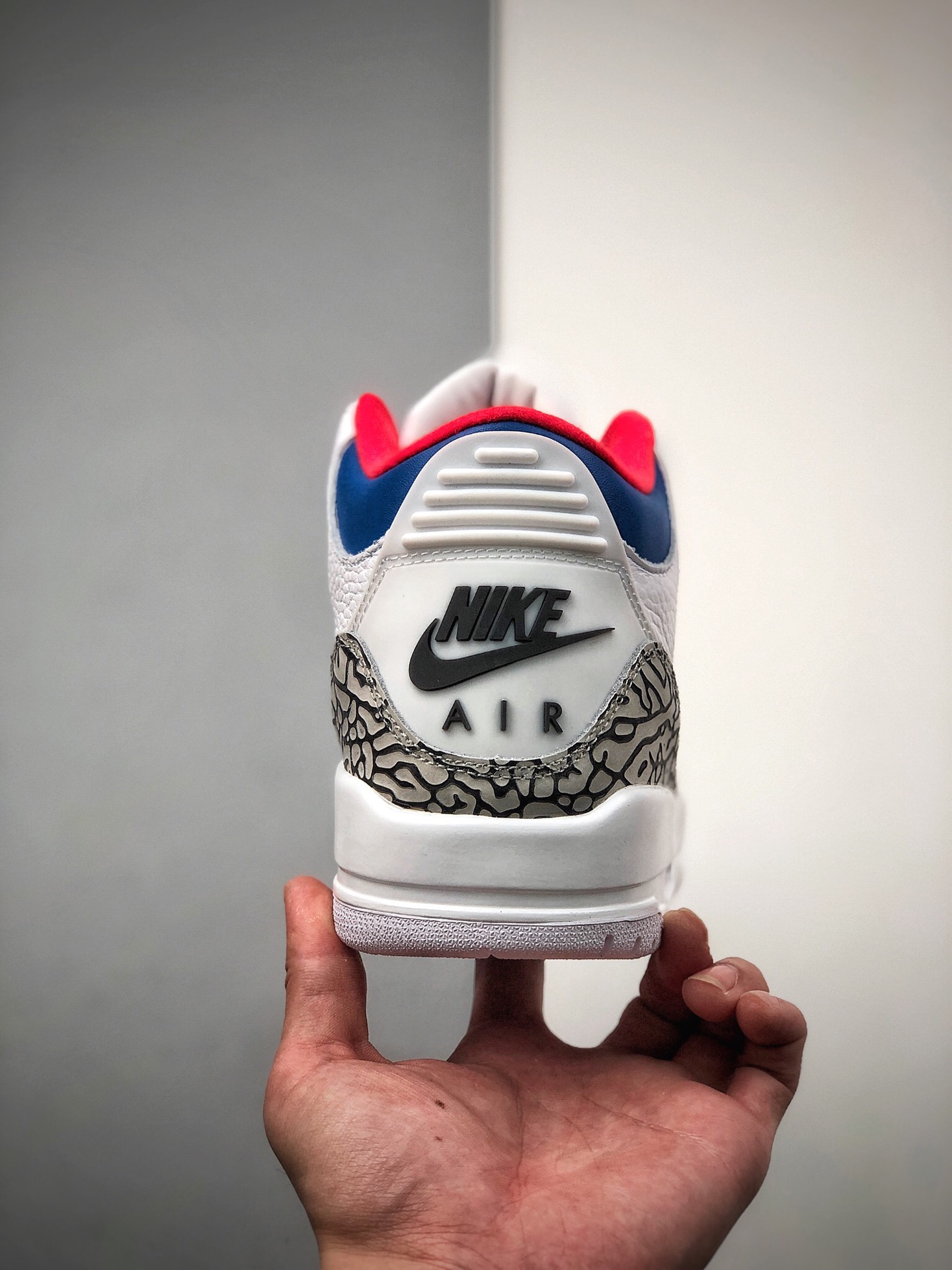 280  公司级「C4」性价比稳定版本Air Jordan 3 SE Denim”Seoul”首尔AJ3 乔3原厂数据 最新原厂底模 原厂纸板 进口”头层皮”荔枝纹，经典复刻 完美鞋型 正确大底色卡，飞人刺绣精细。 货号：AV8370-100 尺码：36 36.5 37.5 38 38.5 39 40 40.5 41 42 42.5 43 44 44.5 45 46