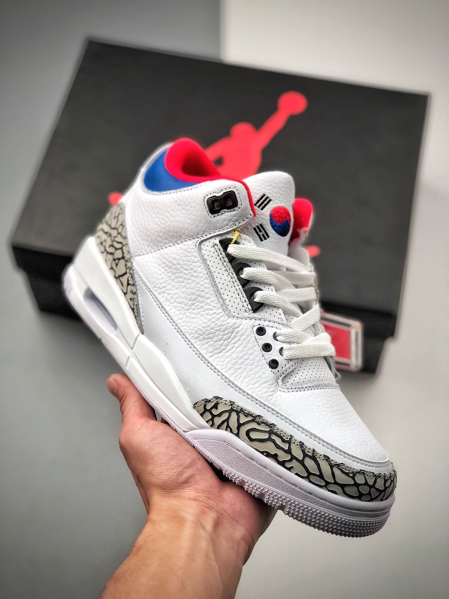 280  公司级「C4」性价比稳定版本Air Jordan 3 SE Denim”Seoul”首尔AJ3 乔3原厂数据 最新原厂底模 原厂纸板 进口”头层皮”荔枝纹，经典复刻 完美鞋型 正确大底色卡，飞人刺绣精细。 货号：AV8370-100 尺码：36 36.5 37.5 38 38.5 39 40 40.5 41 42 42.5 43 44 44.5 45 46