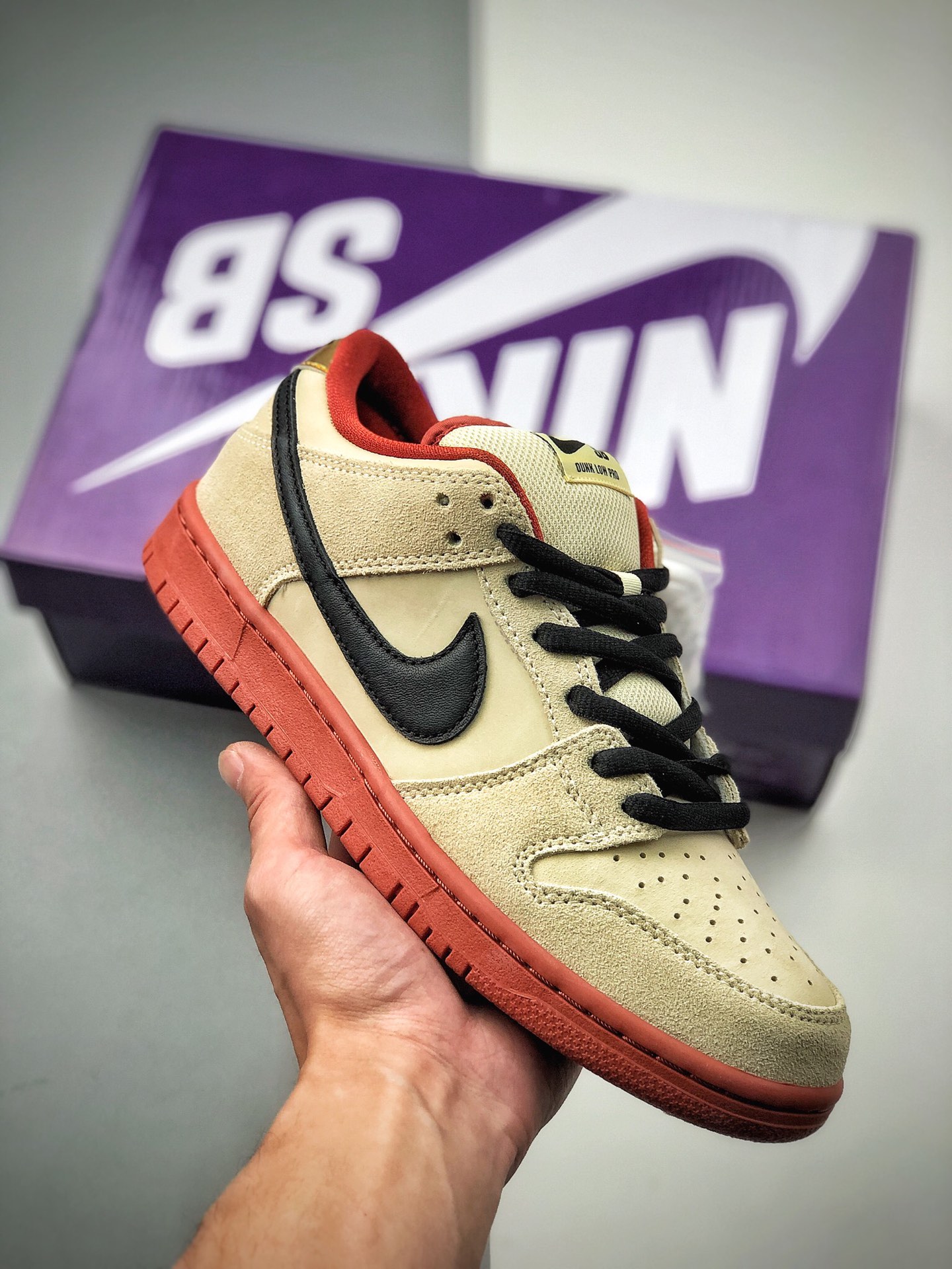 Nike SB Dunk Low Pro Muslin 小招财猫米白复古低帮休闲运动滑板板鞋这款Nike SB Dunk Low采用乳白色皮革和绒面革鞋面,配以黑色覆盖了Swoosh,鞋舌和鞋跟上附有N IKE的品牌字样。橡胶鞋底上配上金…