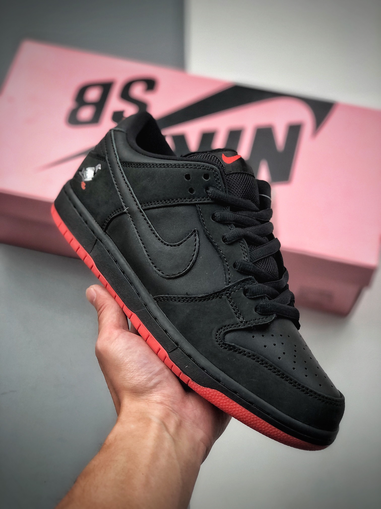 Jeff Staple x Nike Dunk SB Low “Pigeon” edición firmada en negro y rojo, puede ser considerada un clásico rep…