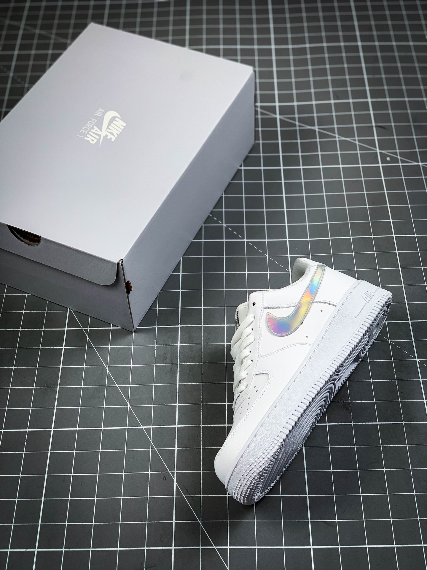 200 Nike Air Force 1 Low WMNS 镭射风格 CJ1646-100