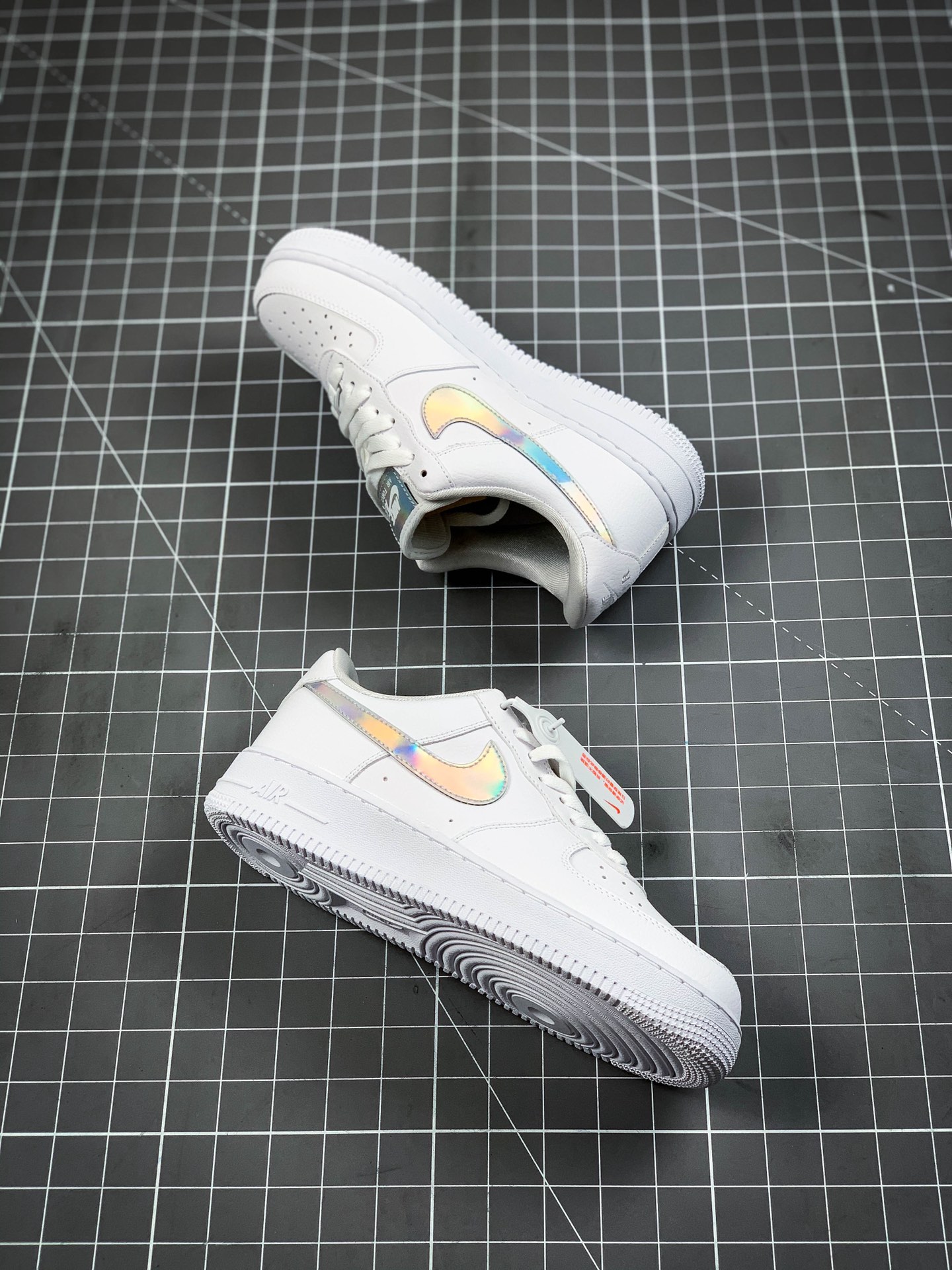 200 Nike Air Force 1 Low WMNS 镭射风格 CJ1646-100