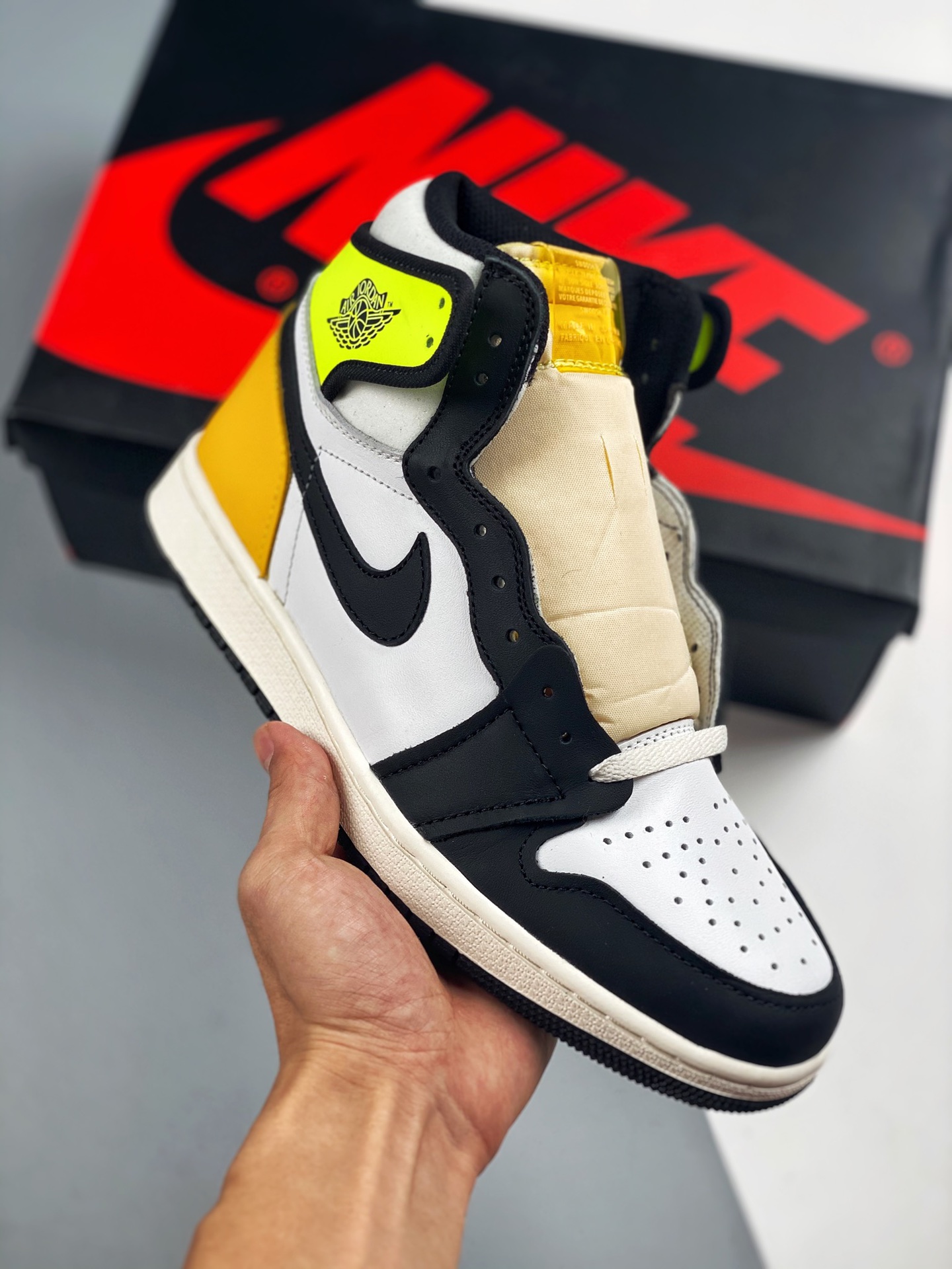 Air Jordan 1 ReTRO Black Shattered Backboard Item number: 555088 005 Newly developed, 98% match rate compared with orig…