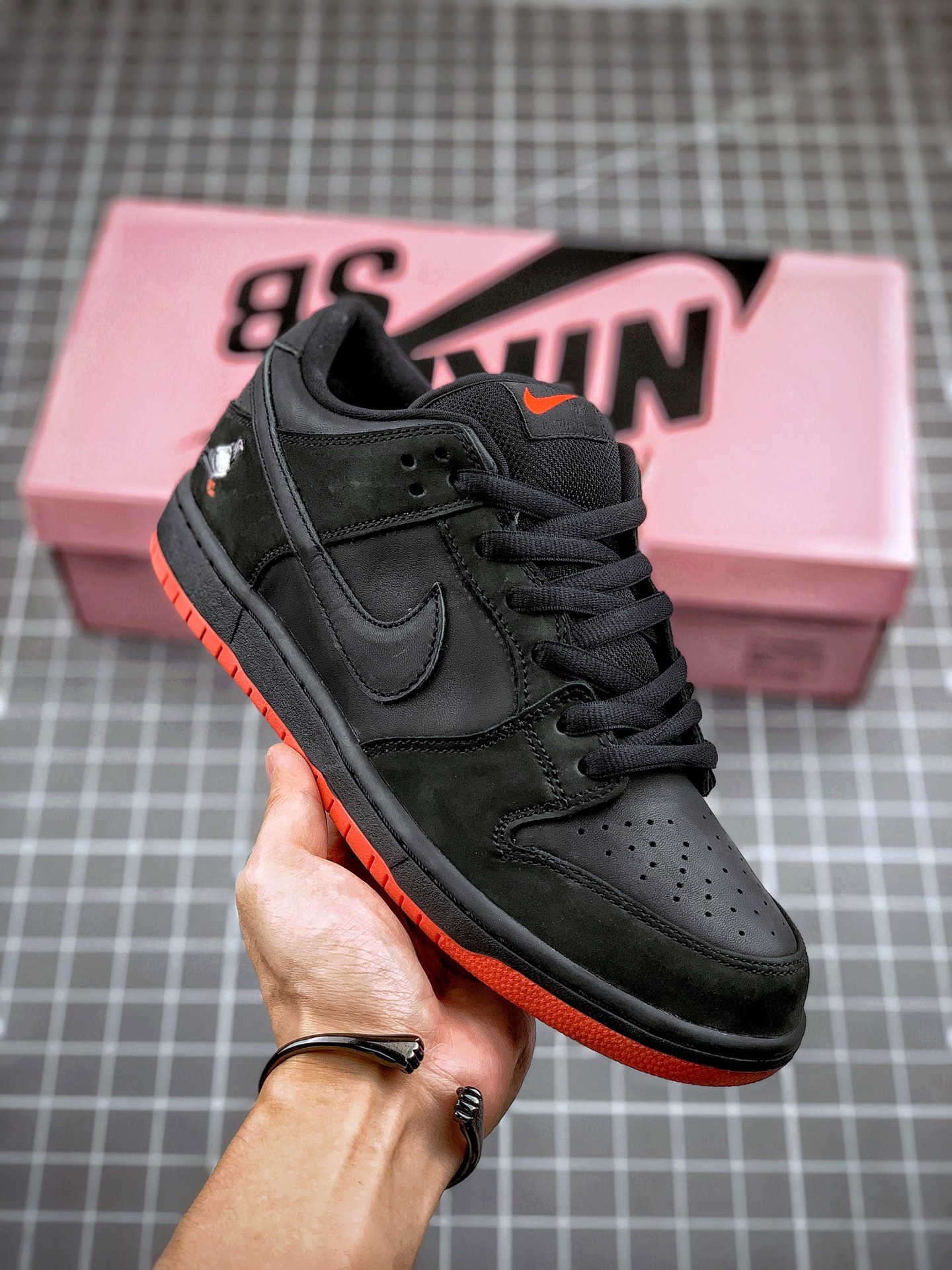 Staple x Nike SB Dunk Low 🕊 883232-008 ‼️
Taglia 35.5 36 36.5 37.5 38 38.5 39 40 40.5 41 42 42.5 43 44 44.5 45 46