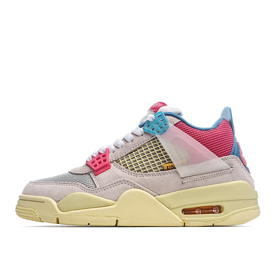 I0 Union x Nike Air Jordan 4 天价联名 蓝海岸 粉红蓝鞋身上经典的网格开窗部位缝有联名标签。鞋舌是最特别的细节之一，鞋舌长度变短并改为海绵材质，缝有 “AIR JORDAN” 字样。搭载自带氧化效果的黄色鞋底，后跟则是鲜艳夺目的 Nike Air 标志，遵从了 OG 元年的设计