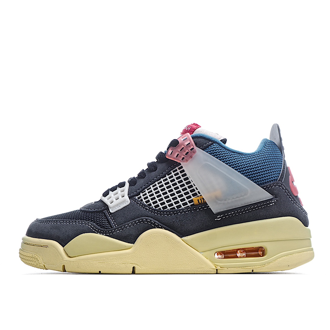 I0 Union x Nike Air Jordan 4 天价联名 黑蓝色 骑士篮球鞋 鞋身上经典的网格开窗部位缝有联名标签。鞋舌是最特别的细节之一，鞋舌长度变短并改为海绵材质，缝有 “AIR JORDAN” 字样。搭载自带氧化效果的黄色鞋底，后跟则是鲜艳夺目的 Nike Air 标志，遵从了 OG 元年的设计