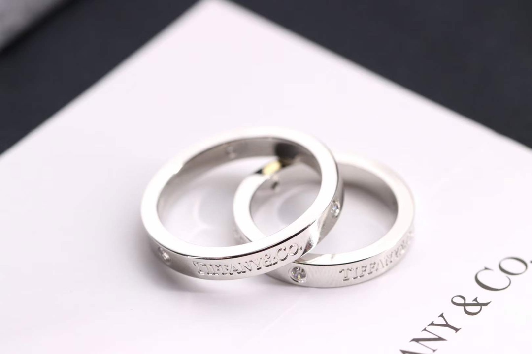 Tiffany & Co. 用简单的颜色表达最纯粹的爱情爱心