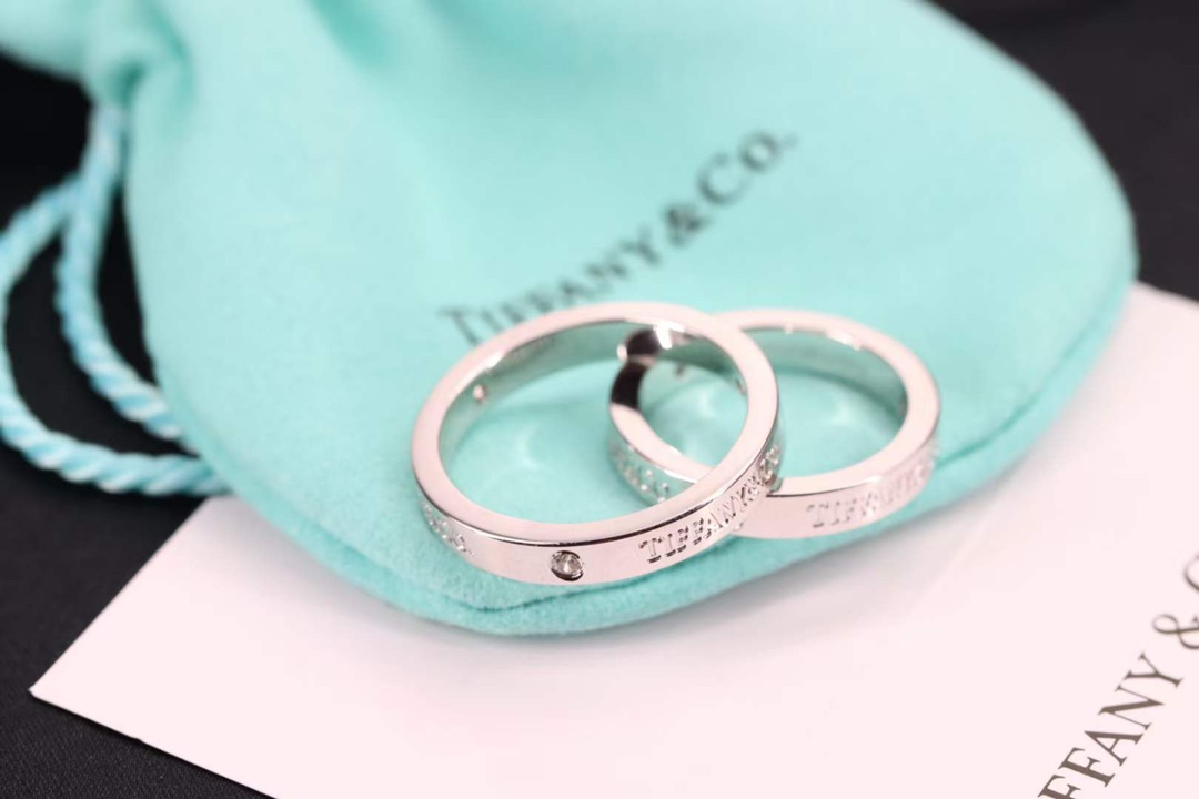 Tiffany & Co. 用简单的颜色表达最纯粹的爱情爱心