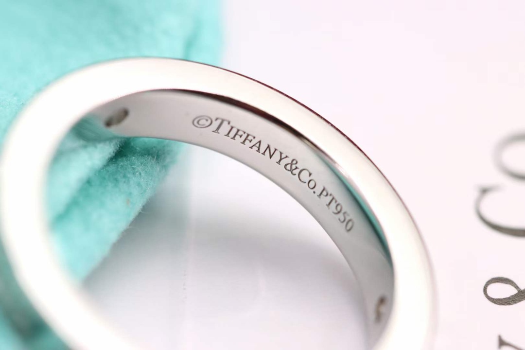 Tiffany & Co. 用简单的颜色表达最纯粹的爱情爱心