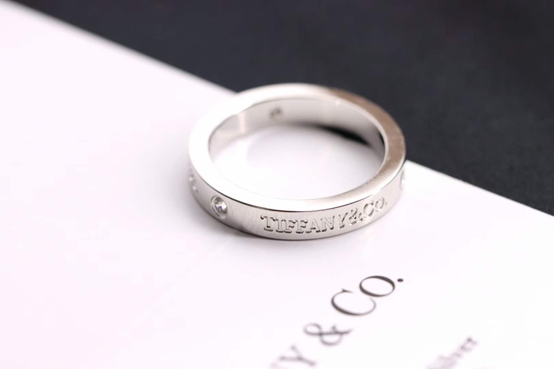 Tiffany & Co. 用简单的颜色表达最纯粹的爱情爱心