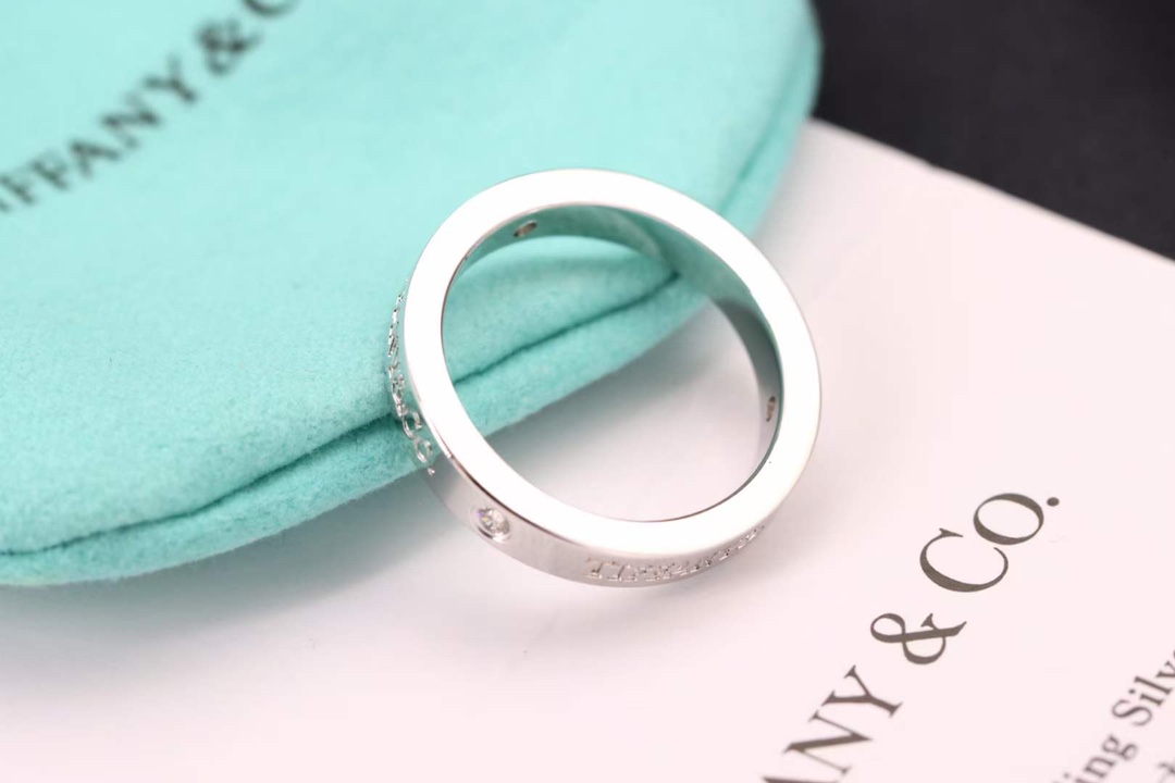 Tiffany & Co. 用简单的颜色表达最纯粹的爱情爱心