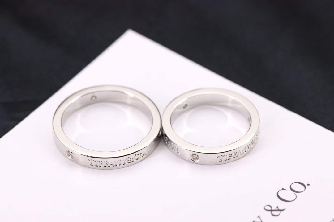 Tiffany & Co. 用简单的颜色表达最纯粹的爱情爱心