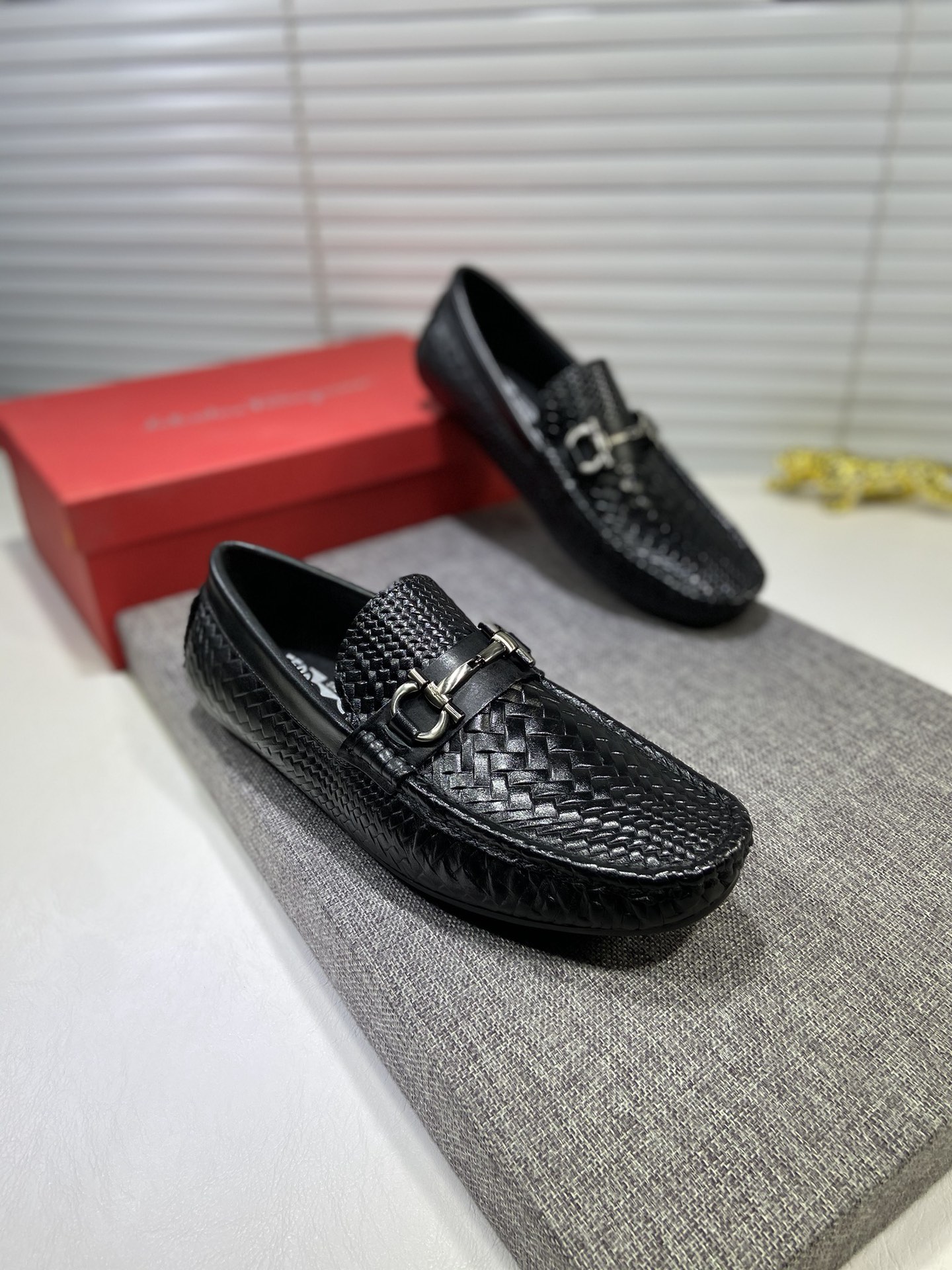 I0 🌈Ferragamo菲拉格慕2022年最新男士懒人鞋😱😱💋🇨🇳官网原版1:1开模💯头层采用意大利进口牛皮➕原版羊皮内里，柔软舒适🌴高端大气，高品味男士首选🍍38-44。