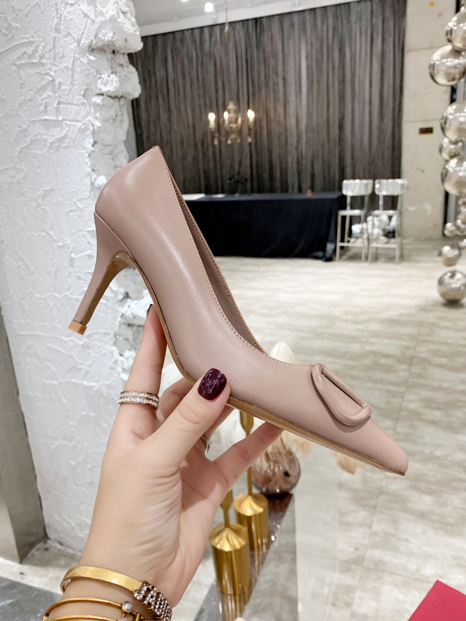 NO:559072,(Specialized in genuine leather soles) Valentino's latest color matching heavy-duty classic high-heeled shoes, the top version is definitely the strongest in history. Welcome to compare. The fabric is made of calfskin patent leather/Indian sheepskin lining, and the outsole is made of genuine leather imported from Italy, which is comfortable and easy to wear. The last shape is consistent with the counter, elegant temperament. Heel height: 1cm/4cm. /8cm. Size: 35-41#, high heels, valentino, valentino, high  heels,cowhide,sheepskin,Leather soles19860909（专做真皮底）  Valentino华伦天奴专柜最新配色重工打造经典高跟鞋,顶级版本绝对史上最强货 欢迎对比 面料釆用进小牛皮漆皮/内里印度羊皮,大底采用意大利进口真皮大底,舒适好穿 楦型与专柜一致,优雅气质 跟高:1cm/4cm. /8cm 码数:35-41＃,高跟鞋,valentino,valentino,high heels,cowhide,sheepskin,Leather soles,Women's Shoes