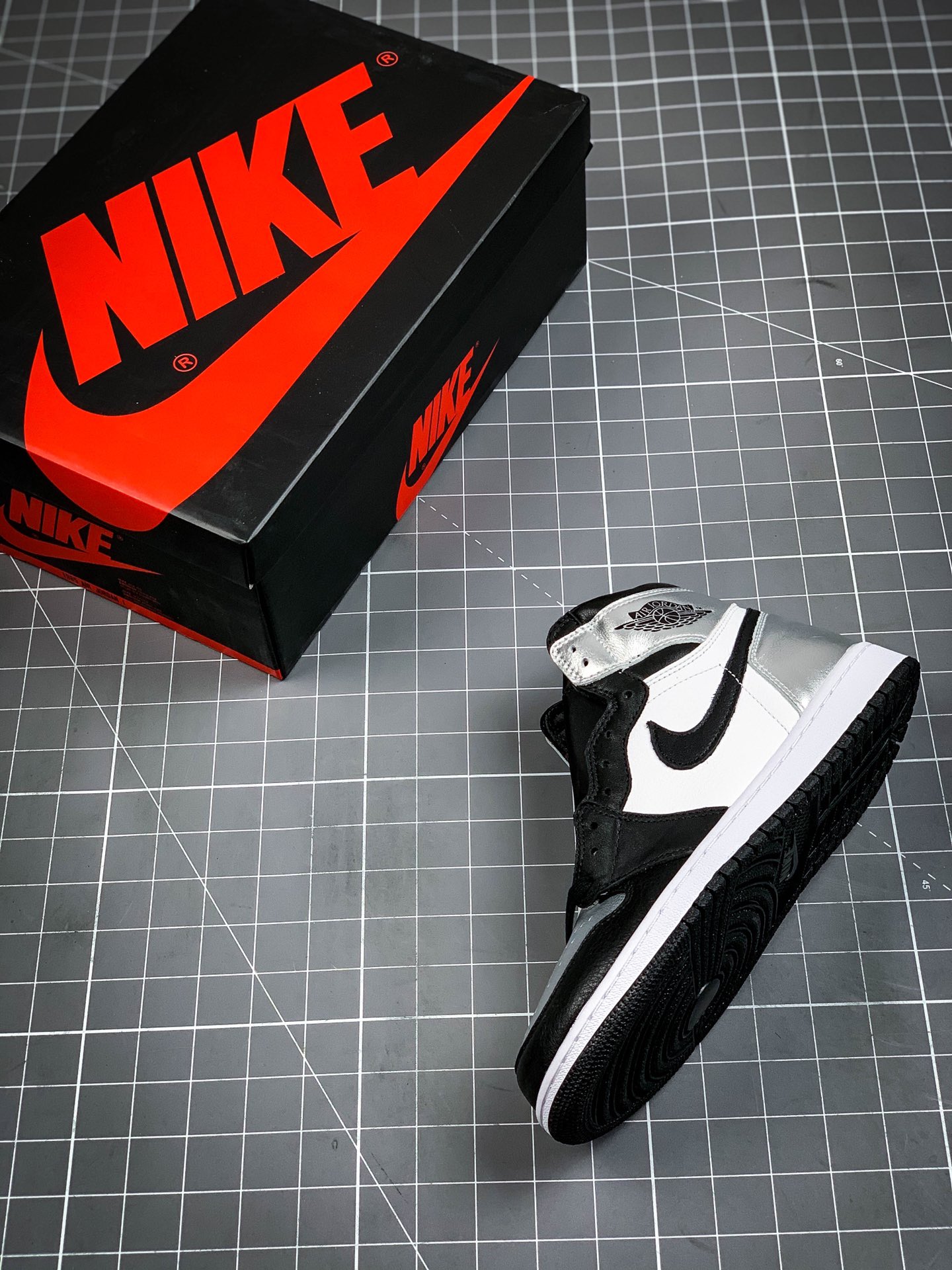 300 乔丹/Air Jordan aj1 乔丹1代 乔1高帮Air Jordan 1 High OG WMNS “Silver Toe”CD0461-001