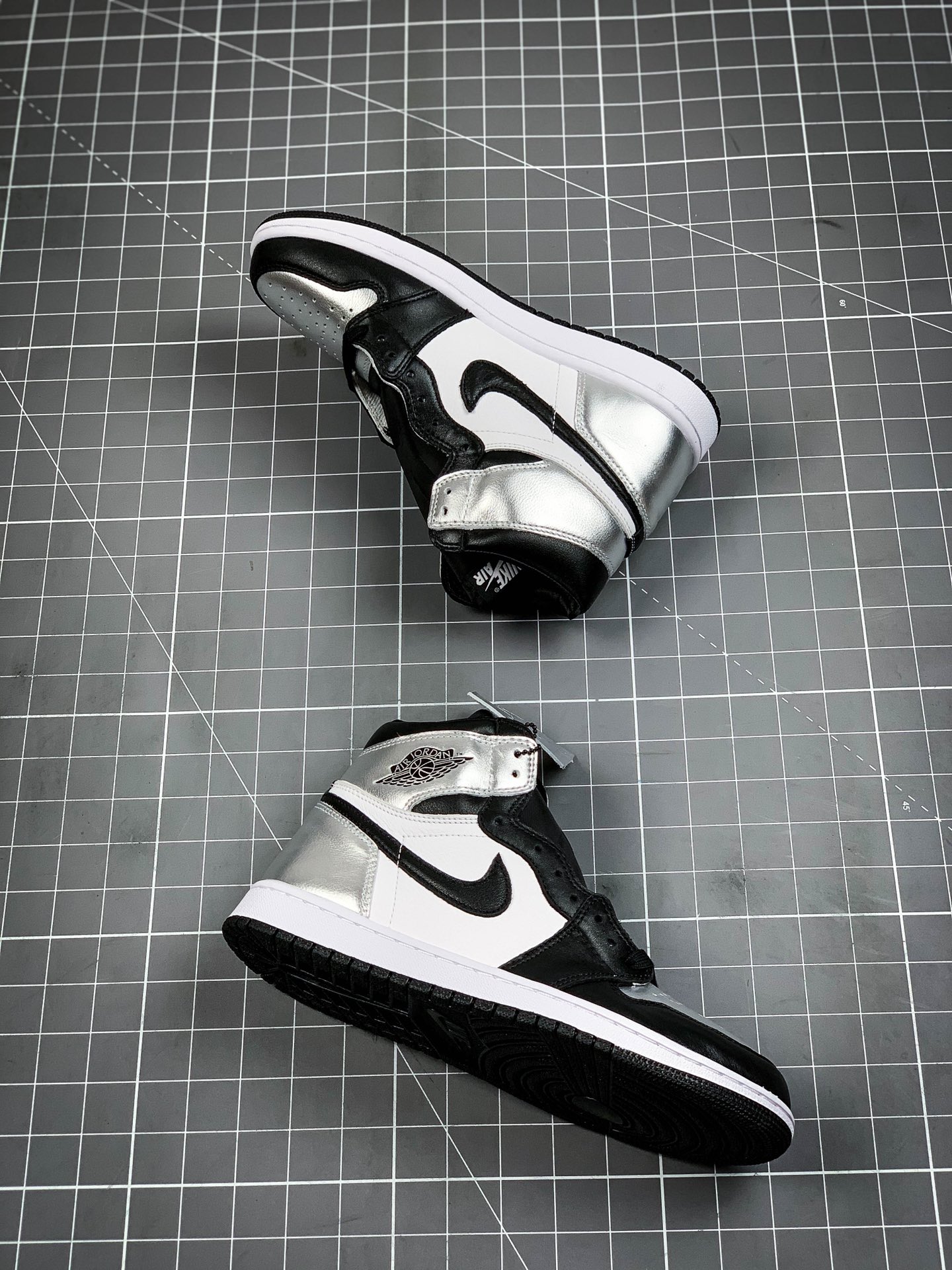 300 乔丹/Air Jordan aj1 乔丹1代 乔1高帮Air Jordan 1 High OG WMNS “Silver Toe”CD0461-001