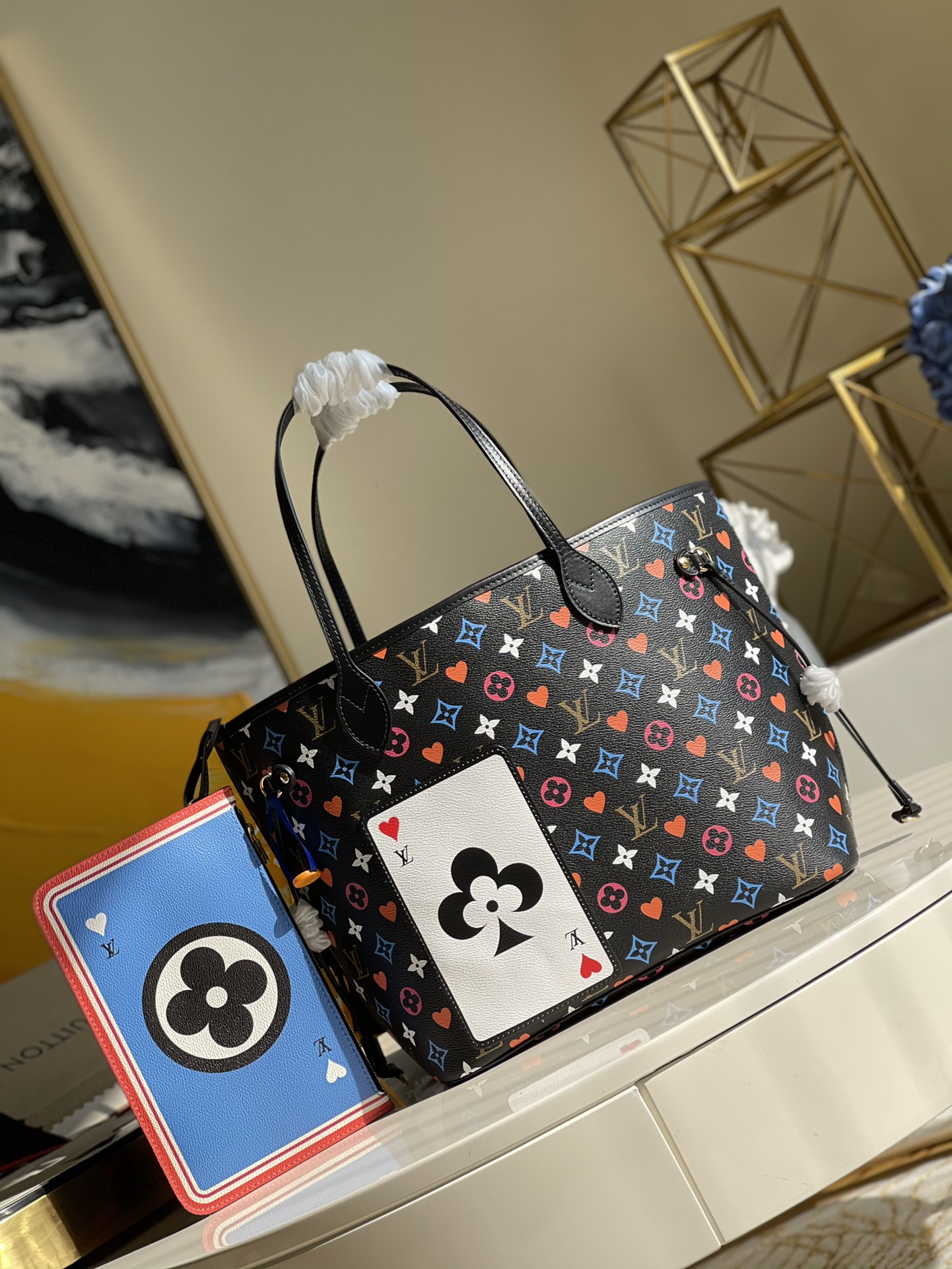 NO:396597,【Exclusive real shot M57483】 In early spring, Nicolas Ghesquière makes Neverfull medium-sized handbags wear a brand new Game On Monogram canvas, replacing part of Monogram flowers with red heart print, paired with a front card-shaped outer bag. The detachable zipper bag will recount the fun of the game. Size 31 x 28 x 14 cm W., LV [original leather], louis vuitton19860909【独家实拍M57483】 早春,Nicolas Ghesquière 令 Neverfull 中号手袋身披全新 Game On Monogram 帆布,以红心印花替代部分 Monogram 花卉,搭配正面纸牌形状外袋.可拆卸拉链袋再述游戏乐趣.尺寸31 x 28 x 14 厘米 W.,LV【原厂皮】,louis vuitton,Bag