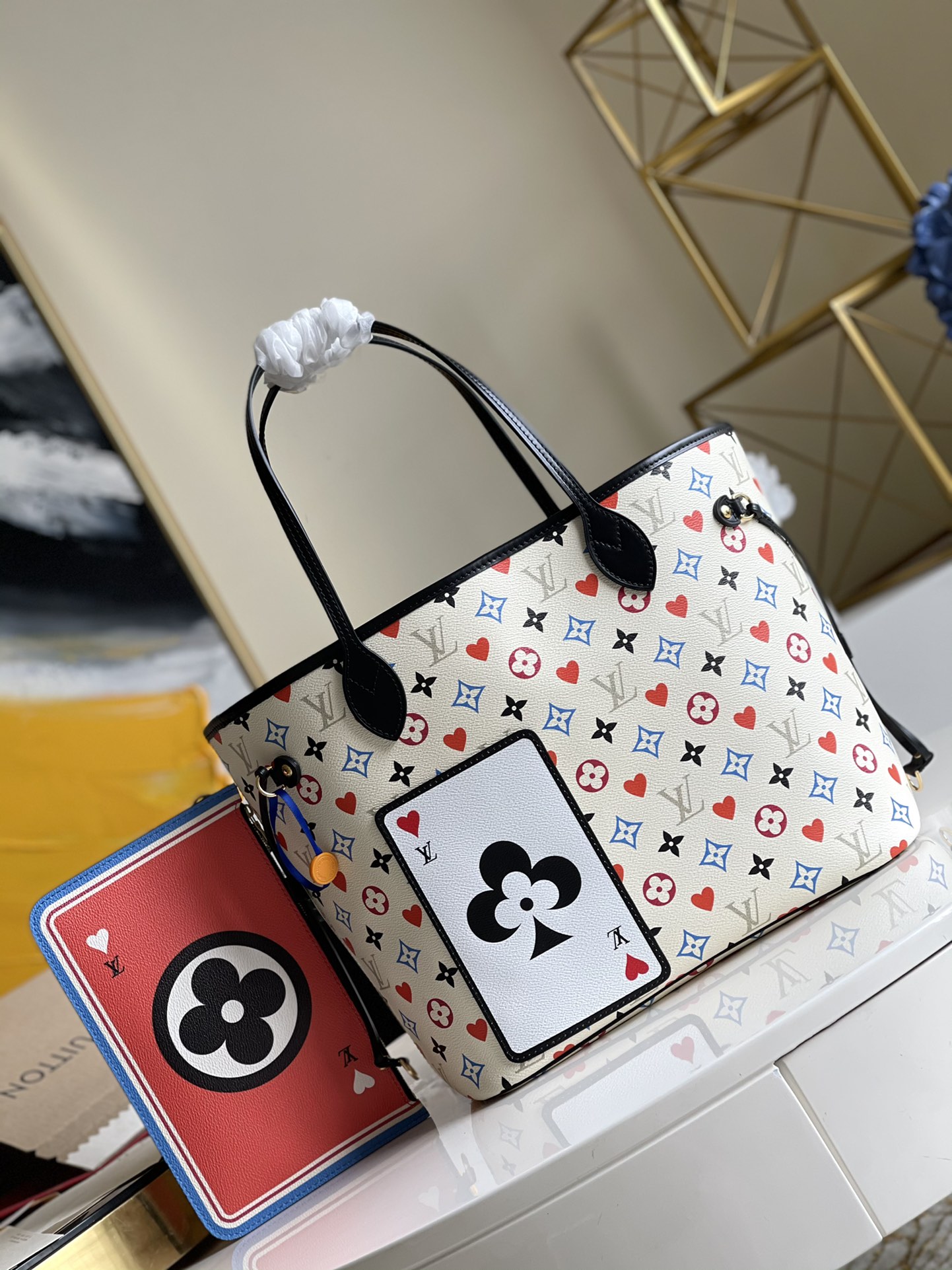 NO:396594,【Exclusive real shot M57462】 In early spring, Nicolas Ghesquière makes Neverfull medium-sized handbags wear new Game On Monogram canvas, replacing part of Monogram flowers with red heart print, paired with a card-shaped outer bag on the front. The removable zipper bag will recount the fun of the game. Size 31 x 28 x 14 cm W., LV [original leather], louis vuitton19860909【独家实拍M57462】 早春,Nicolas Ghesquière 令 Neverfull 中号手袋身披全新 Game On Monogram 帆布,以红心印花替代部分 Monogram 花卉,搭配正面纸牌形状外袋.可拆卸拉链袋再述游戏乐趣.尺寸31 x 28 x 14 厘米 W.,LV【原厂皮】,louis vuitton,Bag