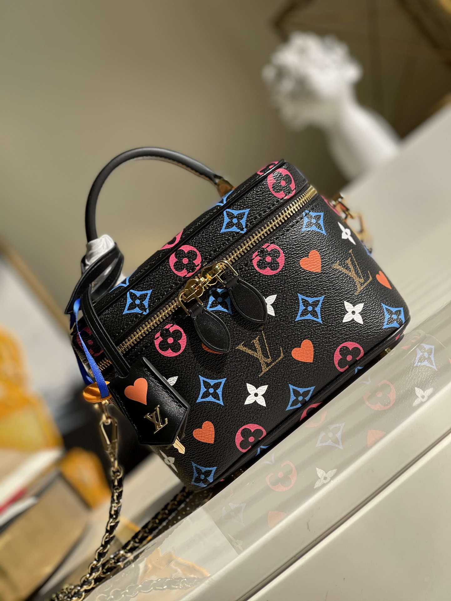 NO:396591,【Exclusive real shot M57482】Black color Nicolas Ghesquiere uses poker patterns to collide legend Monogram patterns to create early spring women's clothing series. Press the elimination key to the boundary of time and space, and each playing card is a fashion ace. Size 19.0 × 13.0 × 11.0 cm W.,LV [original leather],louis vuitton19860909【独家实拍M57482】黑彩Nicolas Ghesquiere 以扑克花样碰撞传奇 Monogram 花纹,创造 早春女装系列.给时空界限按下消除键,每个扑克牌面,都是时尚王牌.尺寸19.0 × 13.0 × 11.0 cm W.,LV【原厂皮】,louis vuitton,Bag