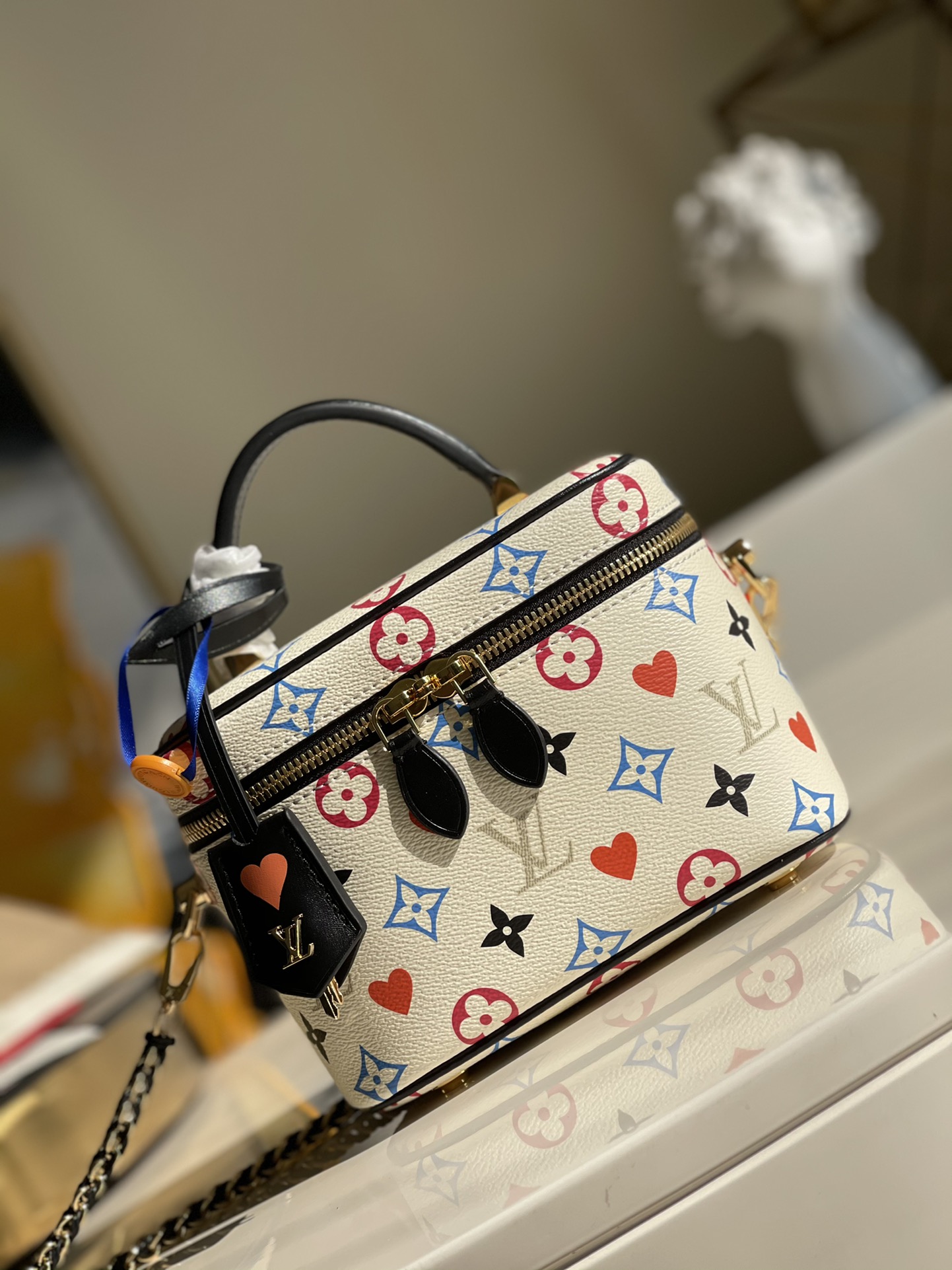 NO:396588,【Exclusive real shot M57458】Baicai makeup bag small Nicolas Ghesquiere uses poker patterns to collide legend Monogram patterns to create early spring women's clothing series. Press the elimination key to the boundary of time and space, and each playing card is a fashion ace. Size 19.0 × 13.0 × 11.0 cm W.,LV [original leather],louis vuitton,cosmetic bags & cases19860909【独家实拍M57458】白彩化妆包小号 Nicolas Ghesquiere 以扑克花样碰撞传奇 Monogram 花纹,创造 早春女装系列.给时空界限按下消除键,每个扑克牌面,都是时尚王牌.尺寸19.0 × 13.0 × 11.0 cm W.,LV【原厂皮】,louis vuitton,cosmetic bags & cases,Bag