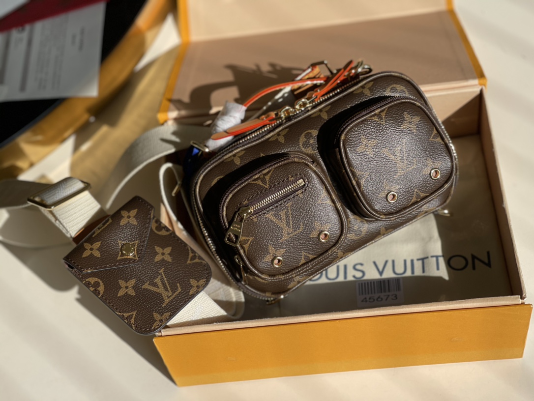 NO:396608,[Exclusive real photo of M45673 presbyterians] Show series, classic Monogram canvas custom-made this fashionable handbag is named after the Spanish city of Geronimos, suitable for men and women. The multi-functional design can be hung between the chest or the cross-sided back. It is small in size and easy to match. It is a design worth buying!  Size 23.0×15.0×5.0cm L.,LV【Original Leather】,louis vuitton19860909【独家实拍M45673老花】秀场系列,经典Monogram 帆布订制这款时尚手袋以西班牙Geronimos市为名,男女适用.多功能设计挂在胸间或斜背皆可,尺寸小巧非常好搭配,值得入手的一款设计！尺寸23.0×15.0×5.0cm L.,LV【原厂皮】,louis vuitton,Bag