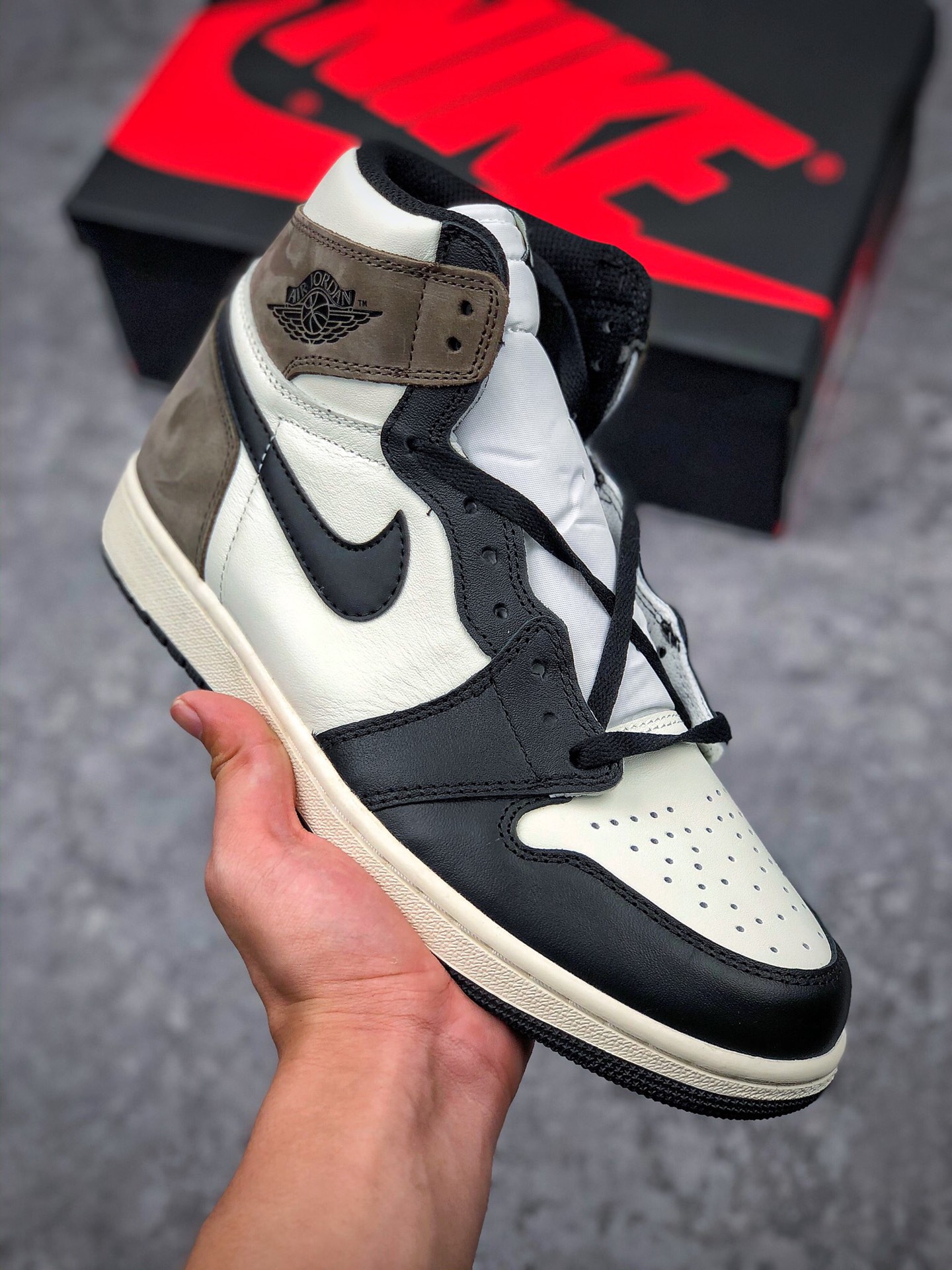 全码补货
 支持放店
莞供纯原版本 
Air Jordan 1 Dark Mocha AJ1黑摩卡 小倒钩 高帮
同价区间无对手 东莞大厂极限压缩利润 
国内顶级头层皮料订染 用料绝不含糊 工艺方面大到整体鞋型 漏斗收腰 底线拉帮 LOGO立体 小到针眼排布 载片对称 冲孔效果 鞋标规范 鞋垫背胶等等 预算不足的老铁
货号：555088-105
Size：36 36.5 37.5 38 38.5 39 40 40.5 41 42 42.5 43 44 44.5 45 46