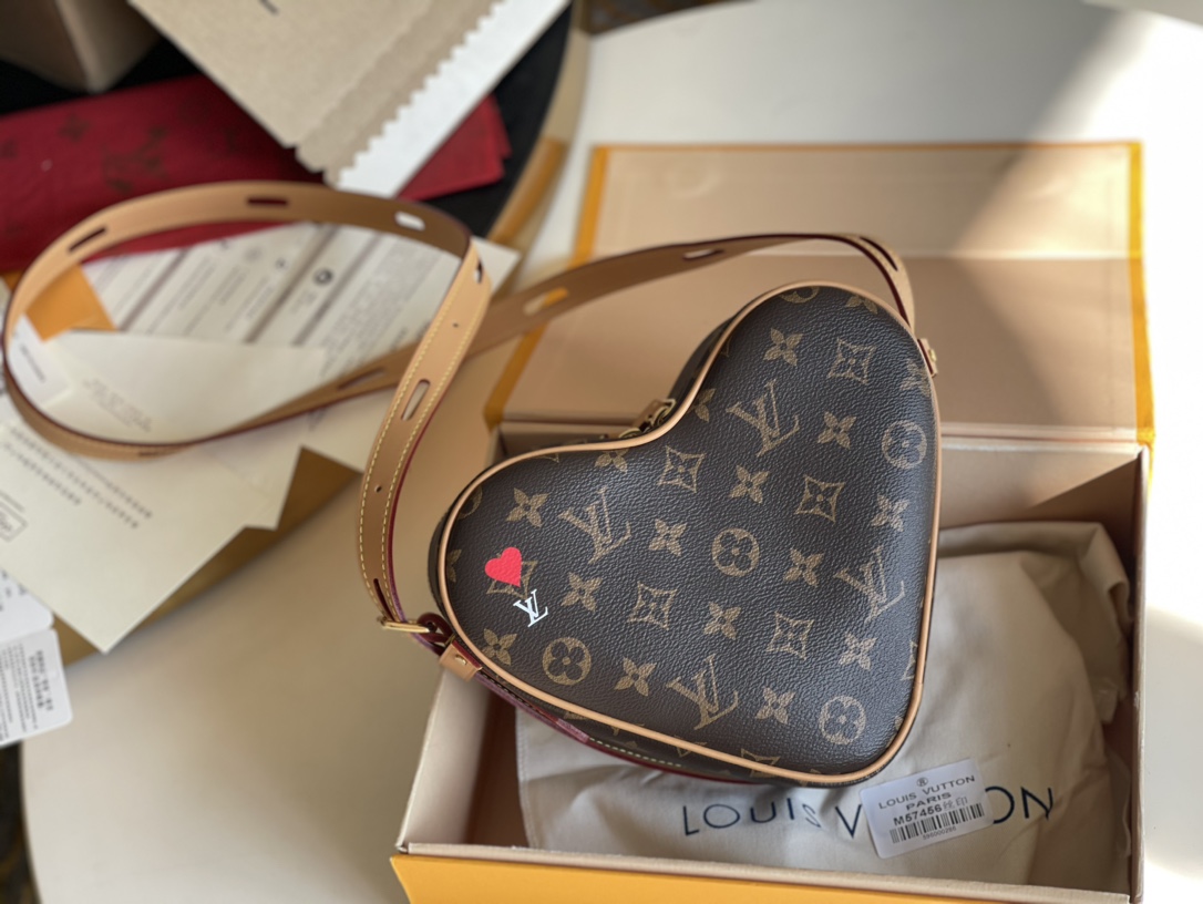 NO:397315,【Exclusive real photo M57456】Cur handbag is made of Monogram canvas, a red heart dyed by Nicolas Ghesquière at the upper left corner reflects the heart-shaped contour. Adjustable leather shoulder straps for comfortable shoulder and crossbody experience. Size 22 x 16 x 6 cm S.,LV [original leather],louis vuitton19860909【独家实拍M57456】Cur 手袋取材 Monogram 帆布,左上角处由 Nicolas Ghesquière 点染的一枚红心映衬心形轮廓.可调节皮革肩带实现舒适肩背和斜挎体验.尺寸22 x 16 x 6 厘米 S.,LV【原厂皮】,louis vuitton,Bag